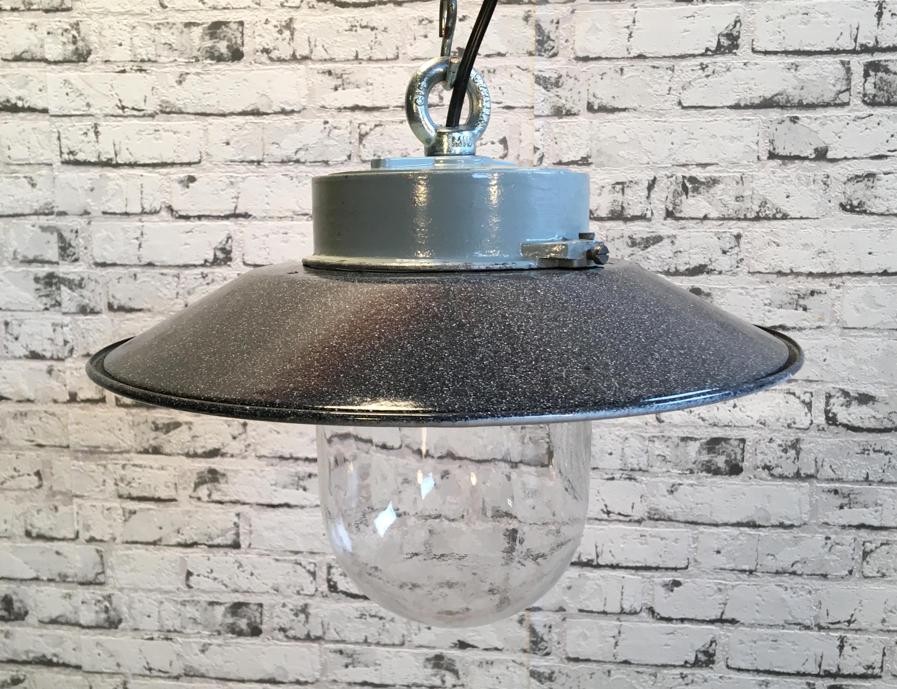 Vintage industrial lamp from 1970s.
Cast aluminium top. Enamel shade. Clear glass.
New porcelain socket  for E 27 lightbulbs and wire.