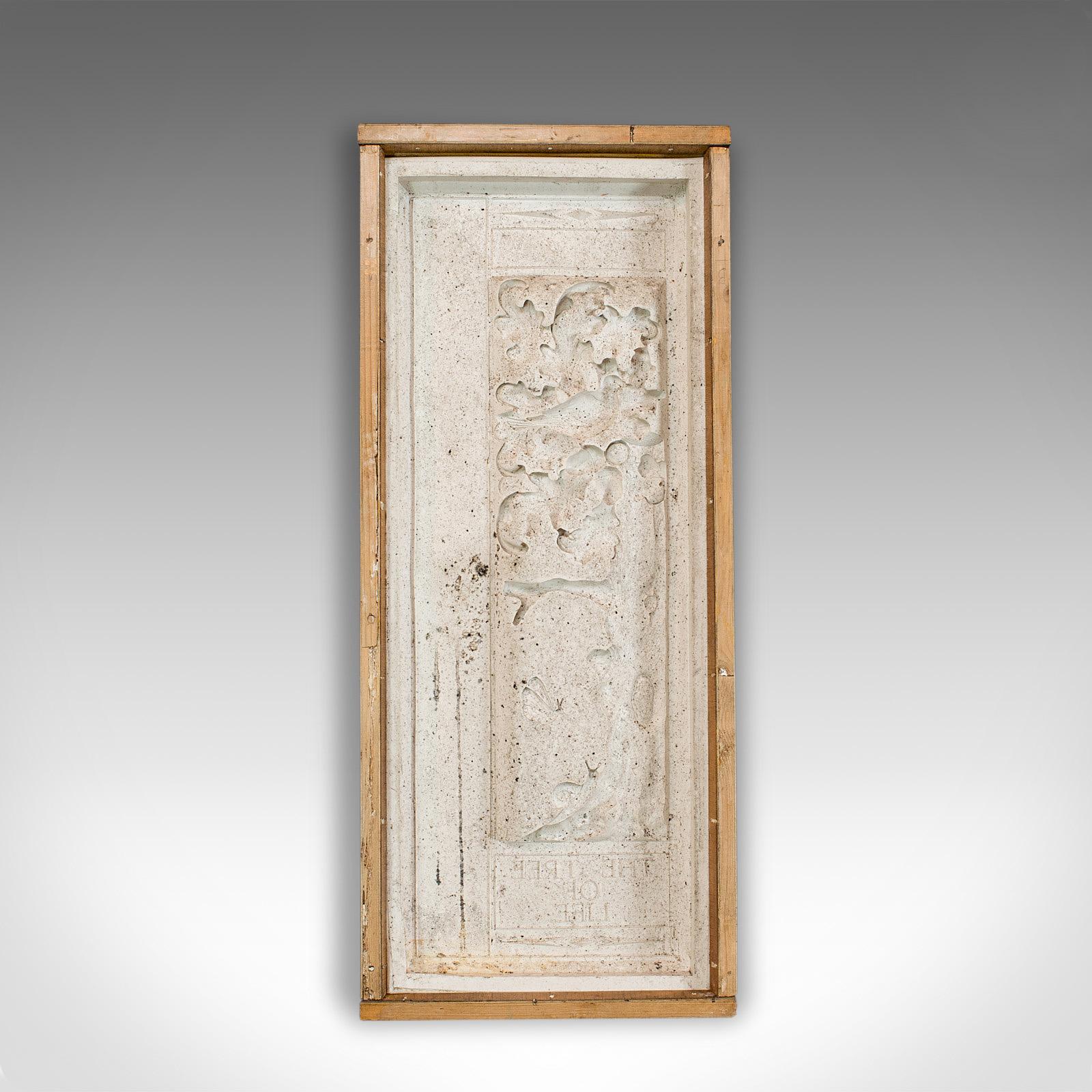 Dies ist ein altes Fabrikmuster. Eine englische Form aus Buche und Gummi mit einem Relief des Lebensbaums, ideal zum Aufhängen an der Wand, aus dem späten 20. Jahrhundert.

Faszinierender Dekorationsartikel und geeignet für den kreativen