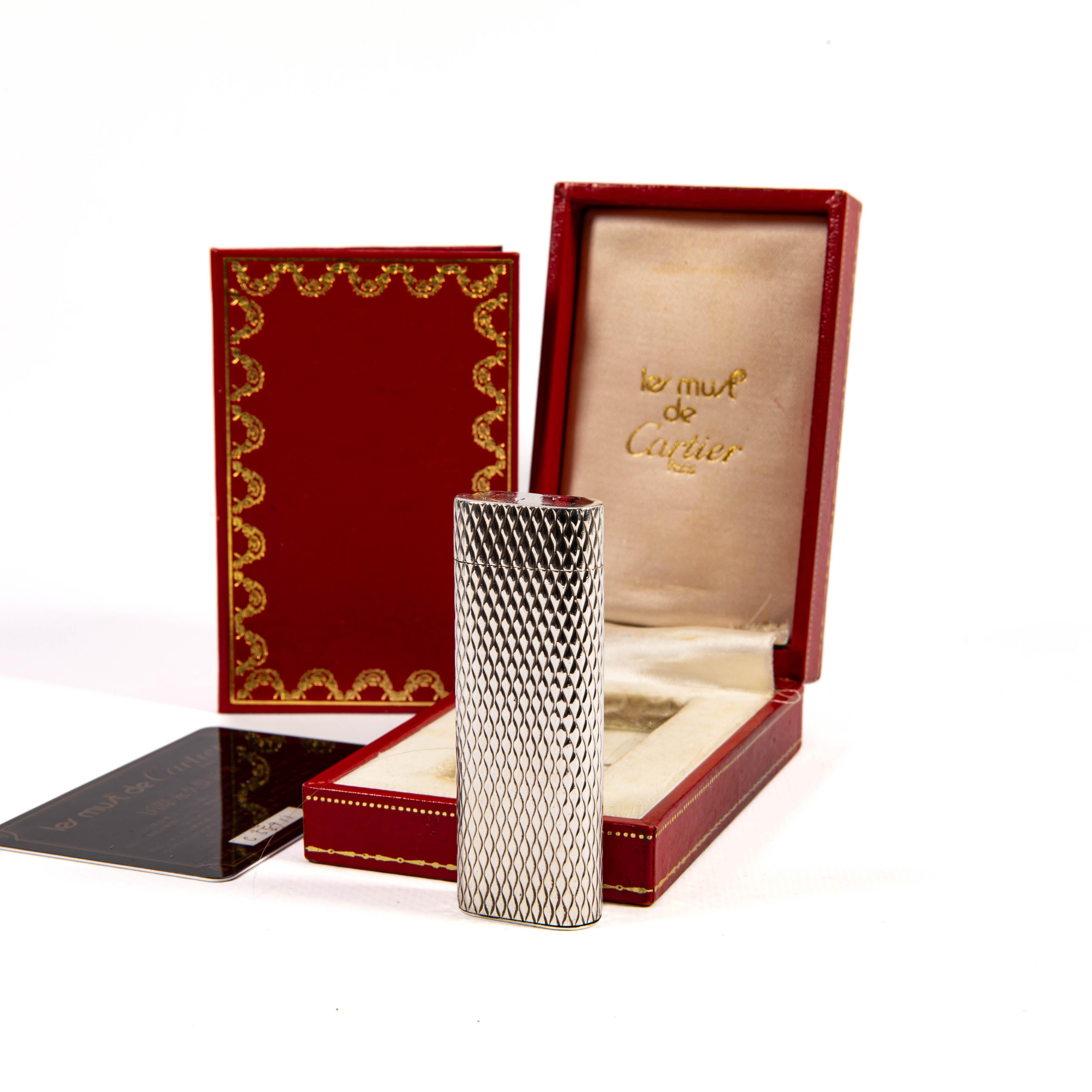 Depuis sa fondation en 1847, Cartier, un nom estimé dans le domaine des produits de luxe, incarne le zénith de la sophistication et de l'artisanat méticuleux. Connues pour leur élégance intemporelle et leurs designs innovants, les créations de