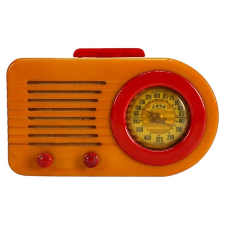 Radio vintage Fada modèle 1000 « Bullet » Art déco en catalin, signée, vers 1945 en vente