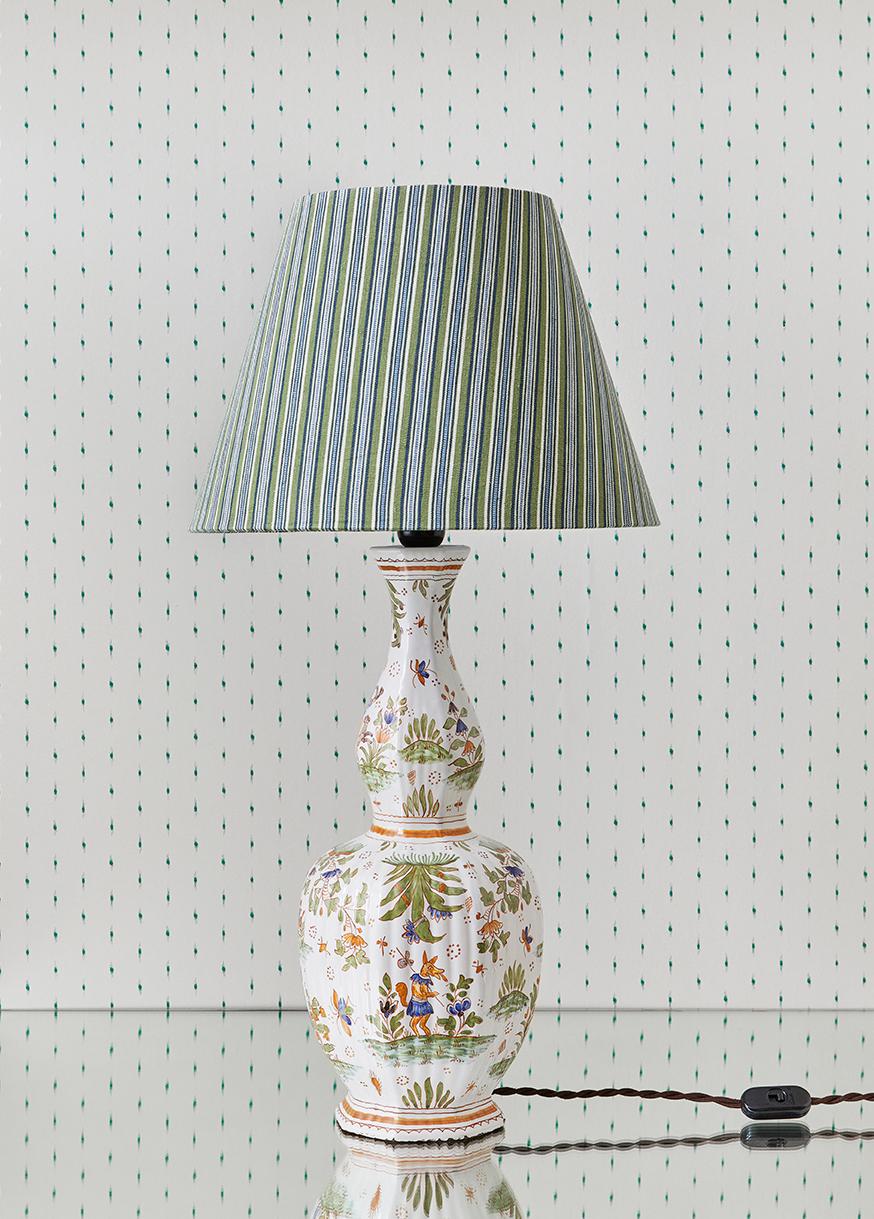France, Vintage

Ceramic table lamp with customized shade by The Apartment.

H 69 x Ø 36 cm