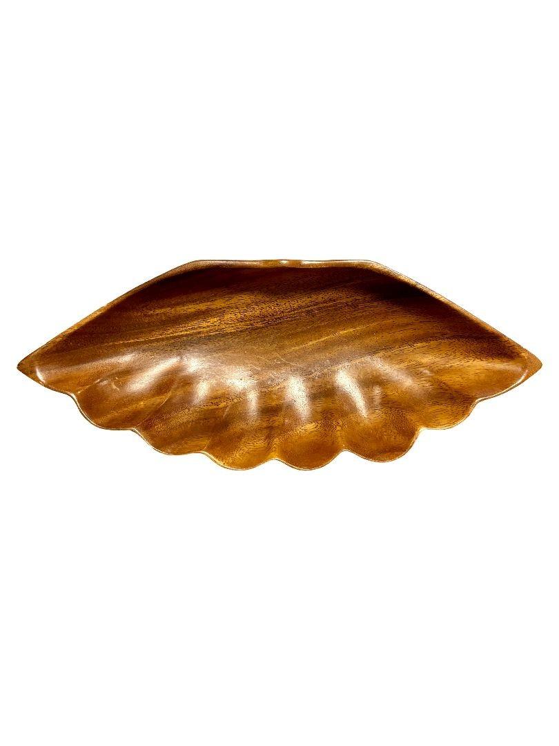Rehaussez votre décor avec ce plateau en bois sculpté en forme de coquille de palourde de Fair Craft. Son design à feuilles complexes dégage une élégance classique. Parfaite pour l'organisation ou l'affichage, cette pièce intemporelle ajoute un