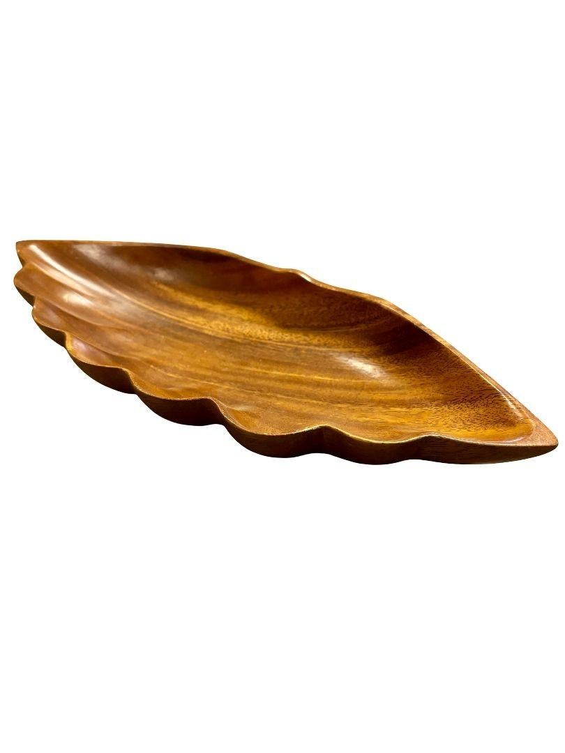 Carved Monkey Pod Wood Clam Shell Candy Dish Tray by Fair Craft In Excellent Condition For Sale In Van Nuys, CA
