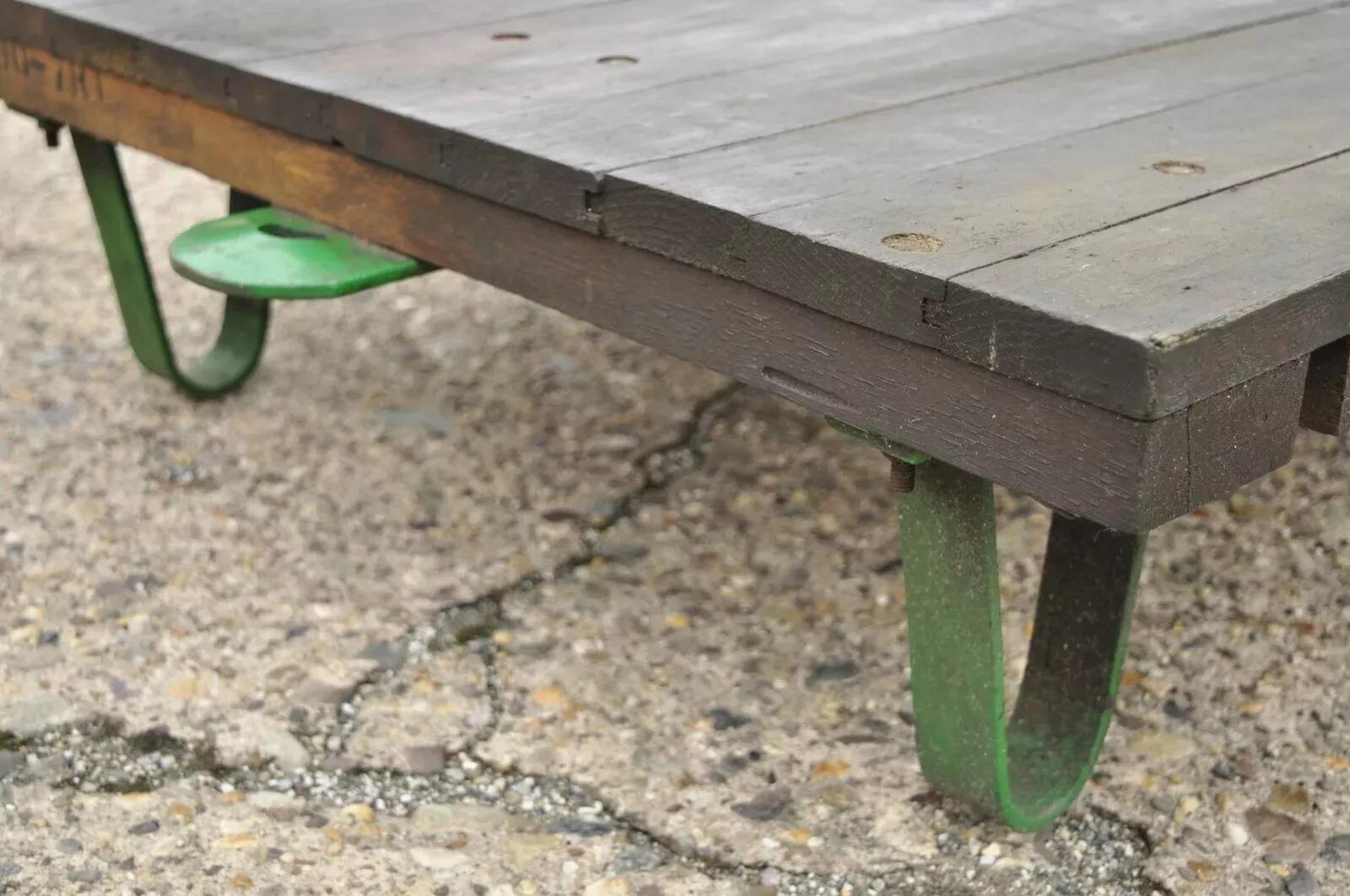 Vintage Fairbanks American Industrial Wood Iron Factory Work Cart Coffee Table B. A. B. In condizioni buone in vendita a Philadelphia, PA