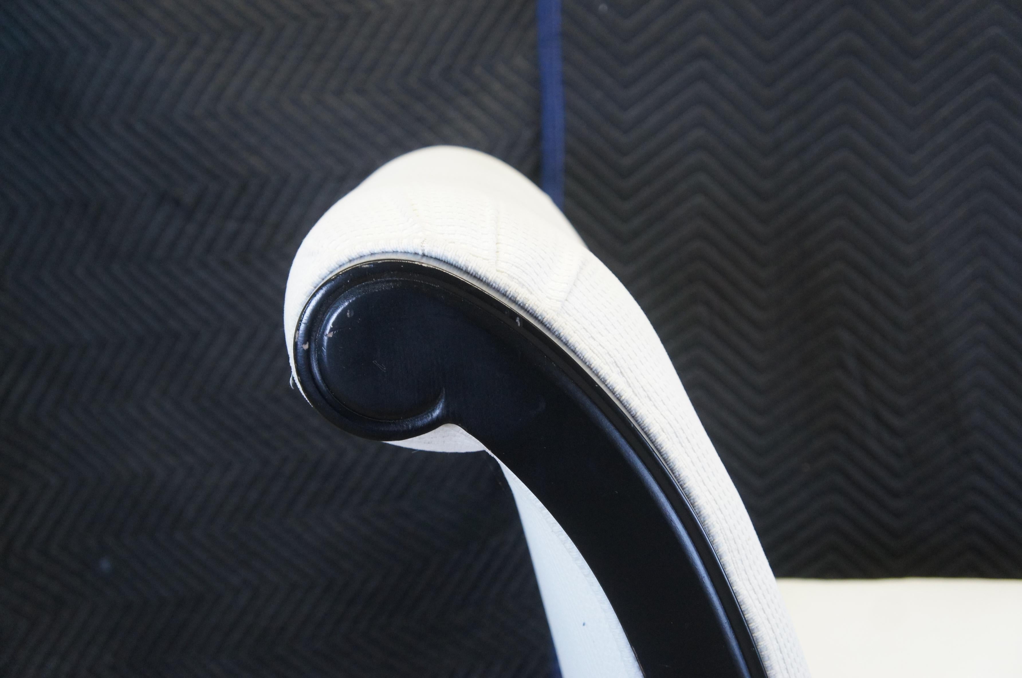 Französische Chaiselongue aus weißem gepolstertem Fairfield-Stoff mit schwarzem Rahmen 64