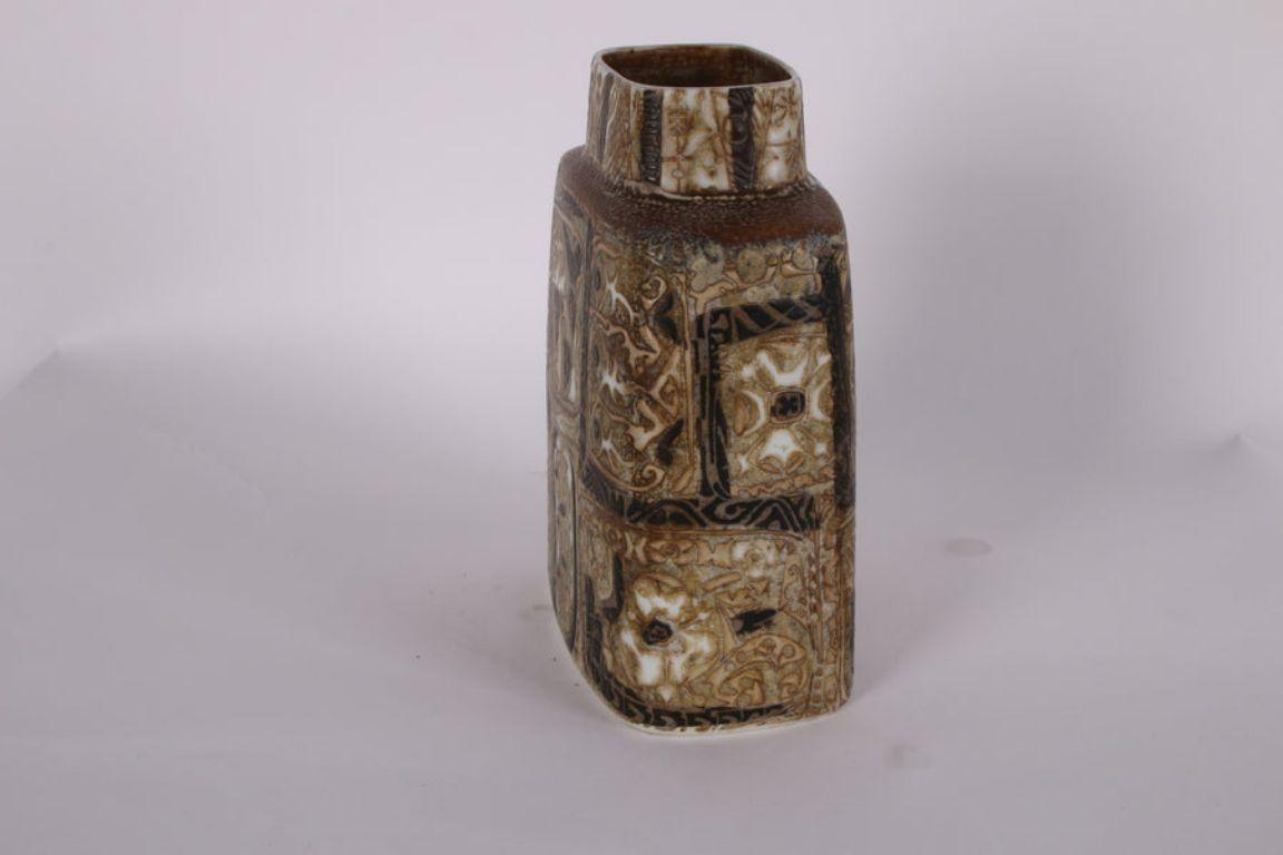 Vintage Fajance Royal Copenhagen Vase Model 719/3121

Danish vintage design vase designed by Nils Thorson. 
The vase is part of the BACA series and is clearly marked on the bottom, also with the number 719/3121. 

The condition is good, undamaged,