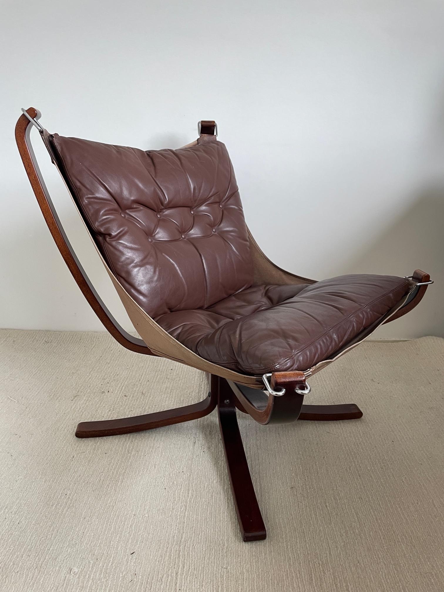 Falcon chair, designed by Sigurd Ressel (Norway) for Vatne Møbler in the 70s. This mid-century design lounge chair has a beautiful wooden frame. As beautiful as it is strong. The frame looks real fragile but is as strong as an oak. stunning piece of