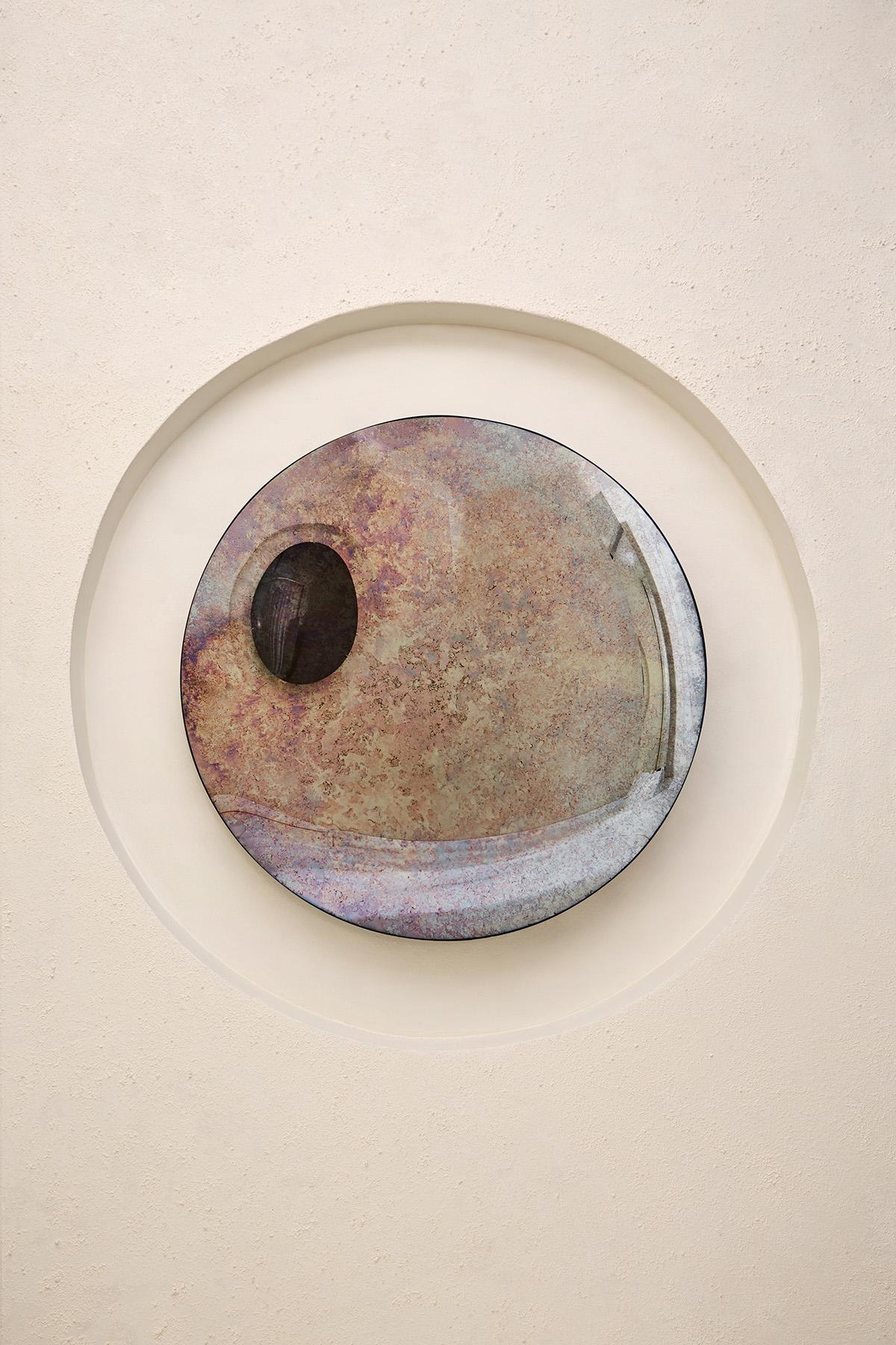 Miroir d'automne vintage par Homa
Dimensions : D 97 x H 7 cm
MATERIAL : Miroir convexe oxydé. 

HOMA est un atelier de design contemporain basé à Istanbul. Les procédés caractéristiques de l'atelier sont le verre soufflé à la main, le fusing du