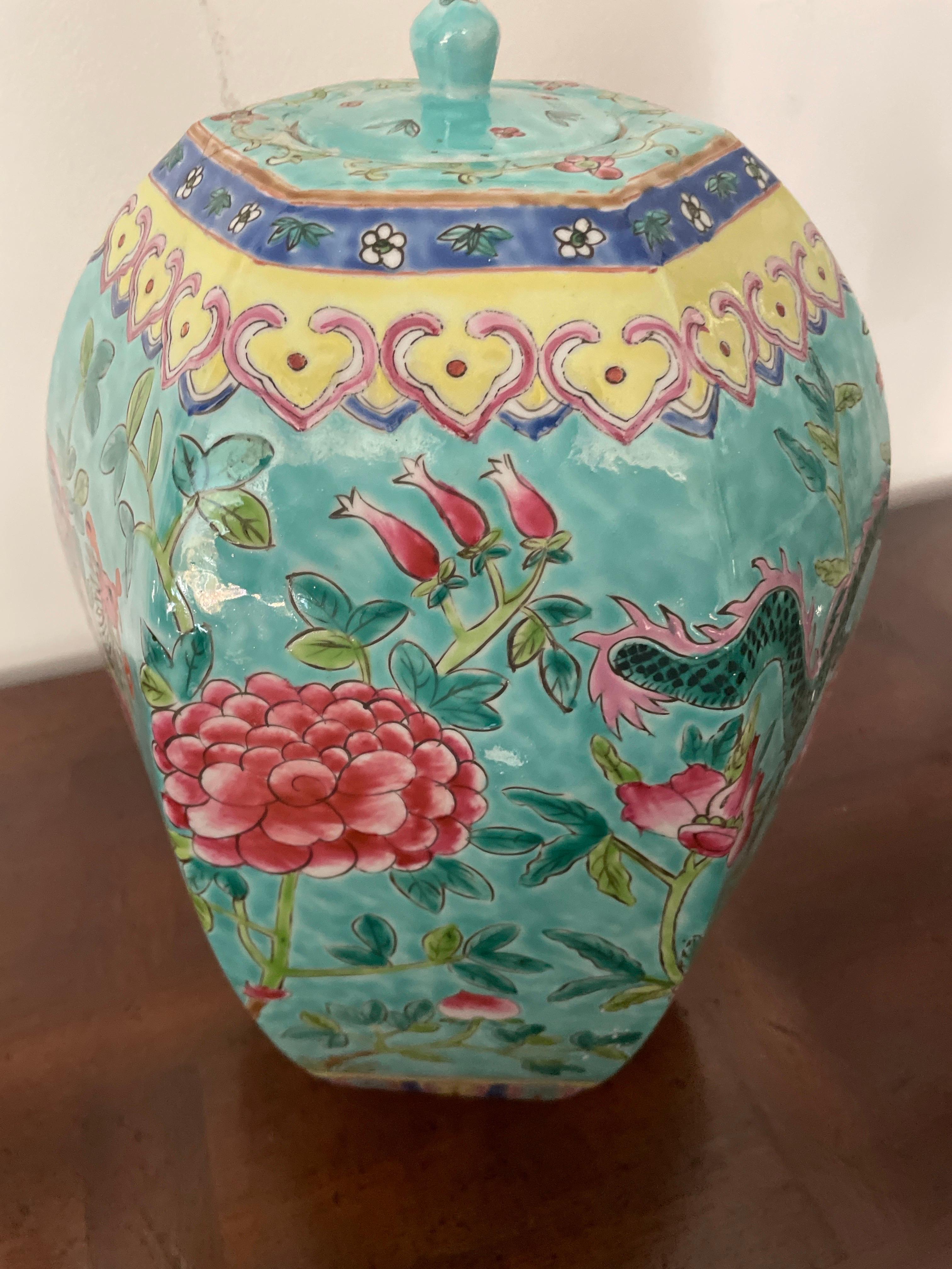 Vasetto di zenzero cinese Famille Rose d'epoca In condizioni buone in vendita a West Palm Beach, FL