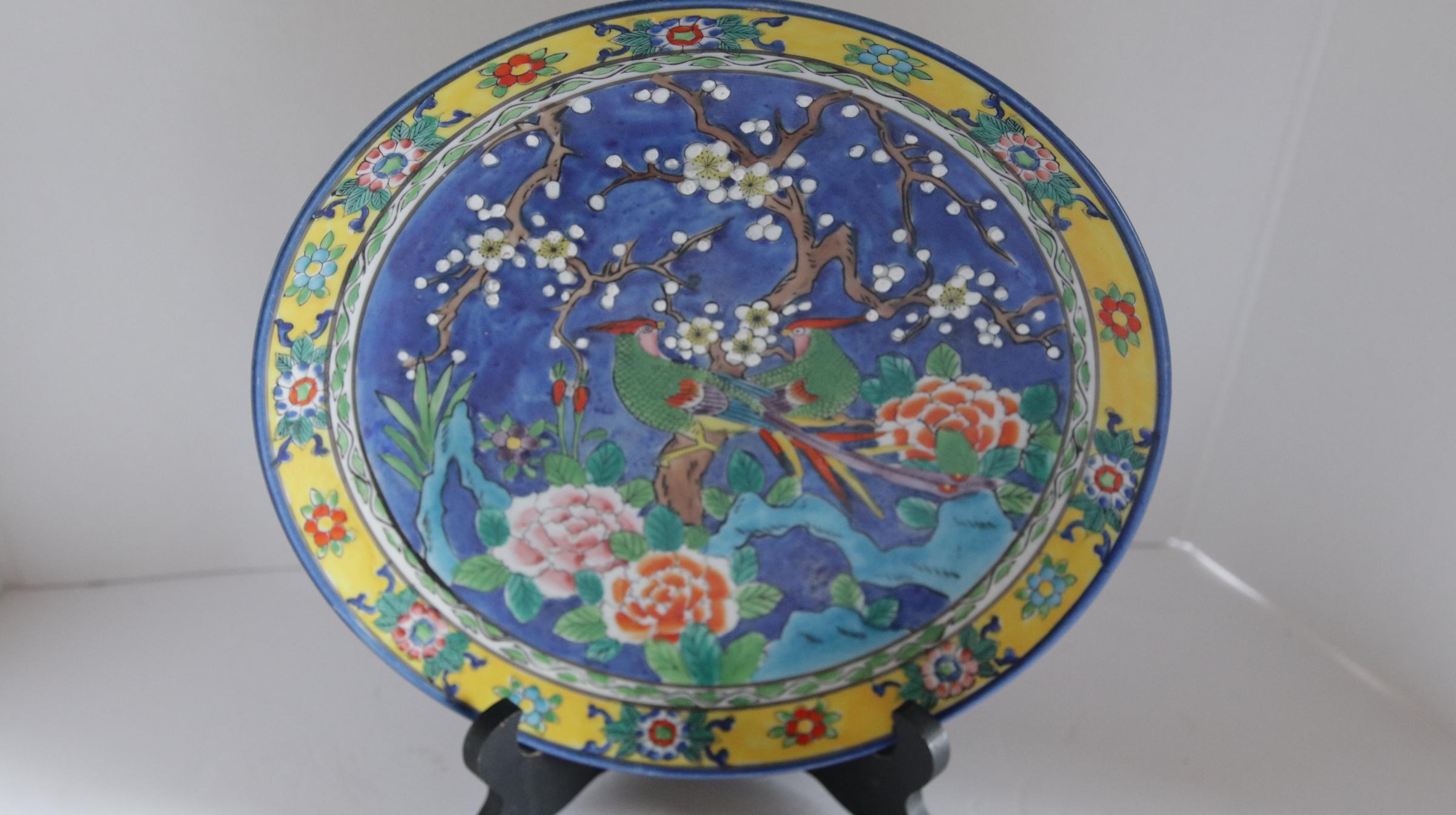 The turquoise and green touches in this famille rose plate with strokes of white and yellow make it irresistible. This fits into the Famille Rose Mandarin category. It reflects the delicate pastels that are generally associated with Chinese export