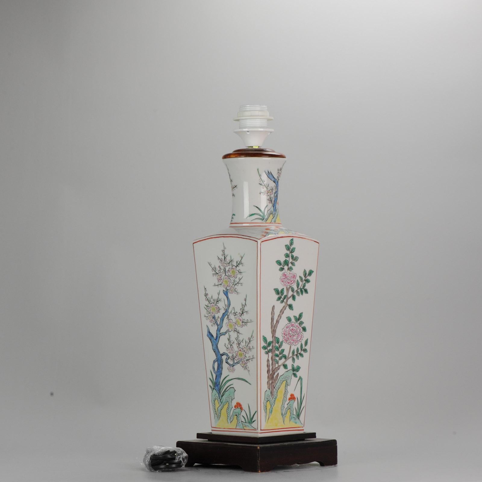 Porcelaine Vase lampe vintage Famille Rose de la fin du 20ème siècle en Chine PROC Kakiemon en vente