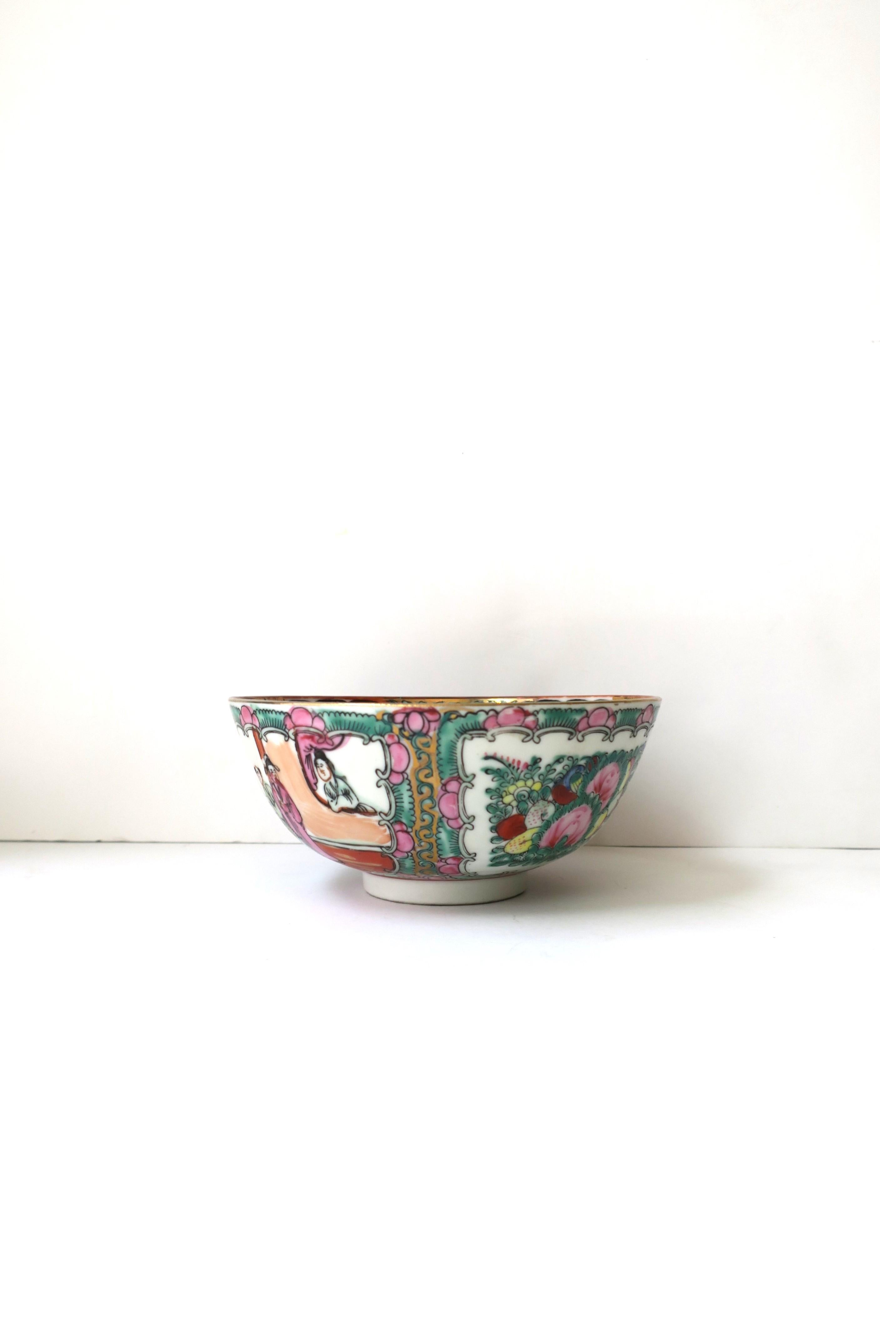 Famille Rose Pink Medallion and Gold Ceramic Bowl in the Chinoiserie Style  For Sale 4