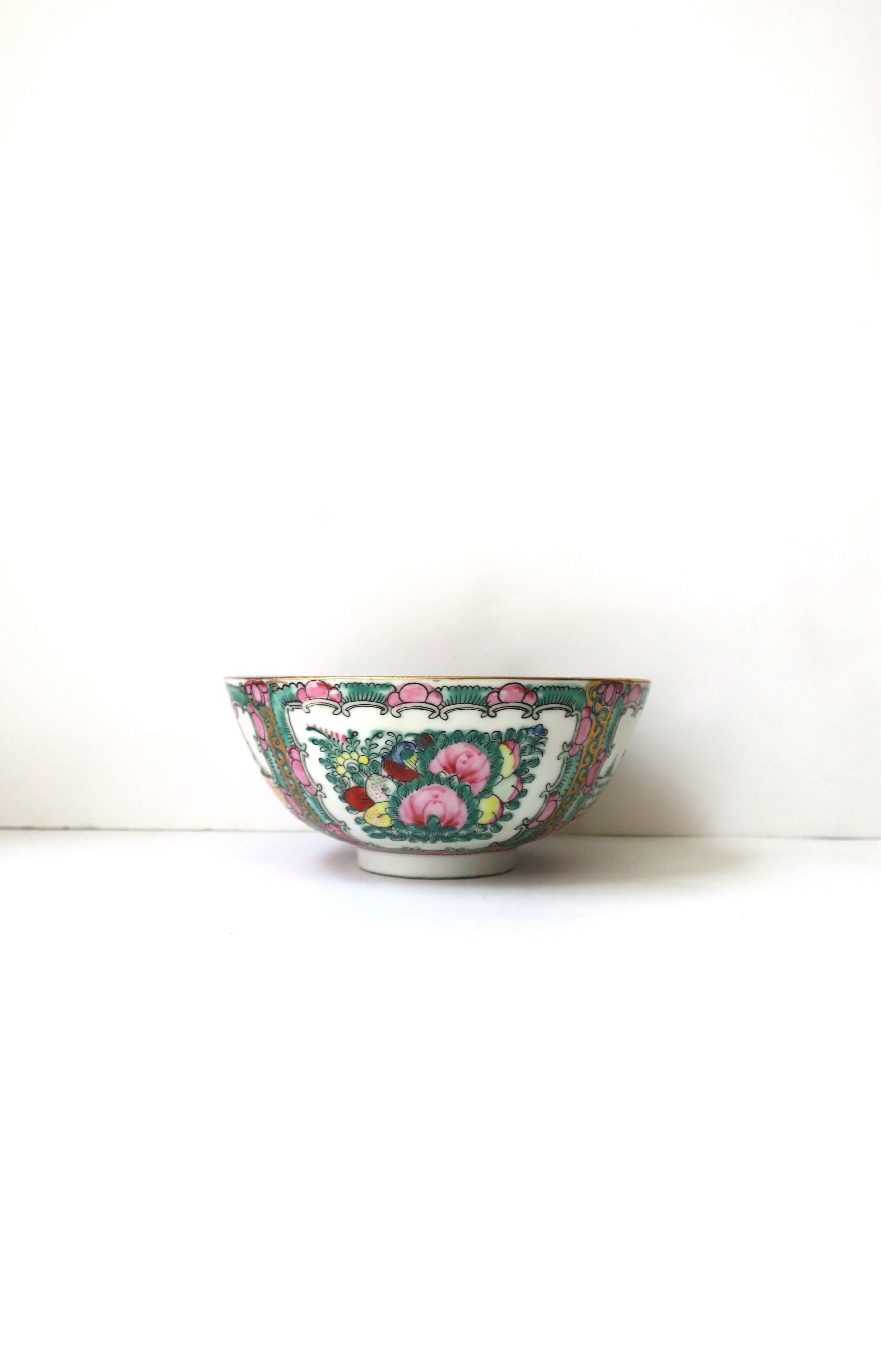 Famille Rose Pink Medallion and Gold Ceramic Bowl in the Chinoiserie Style  For Sale 5