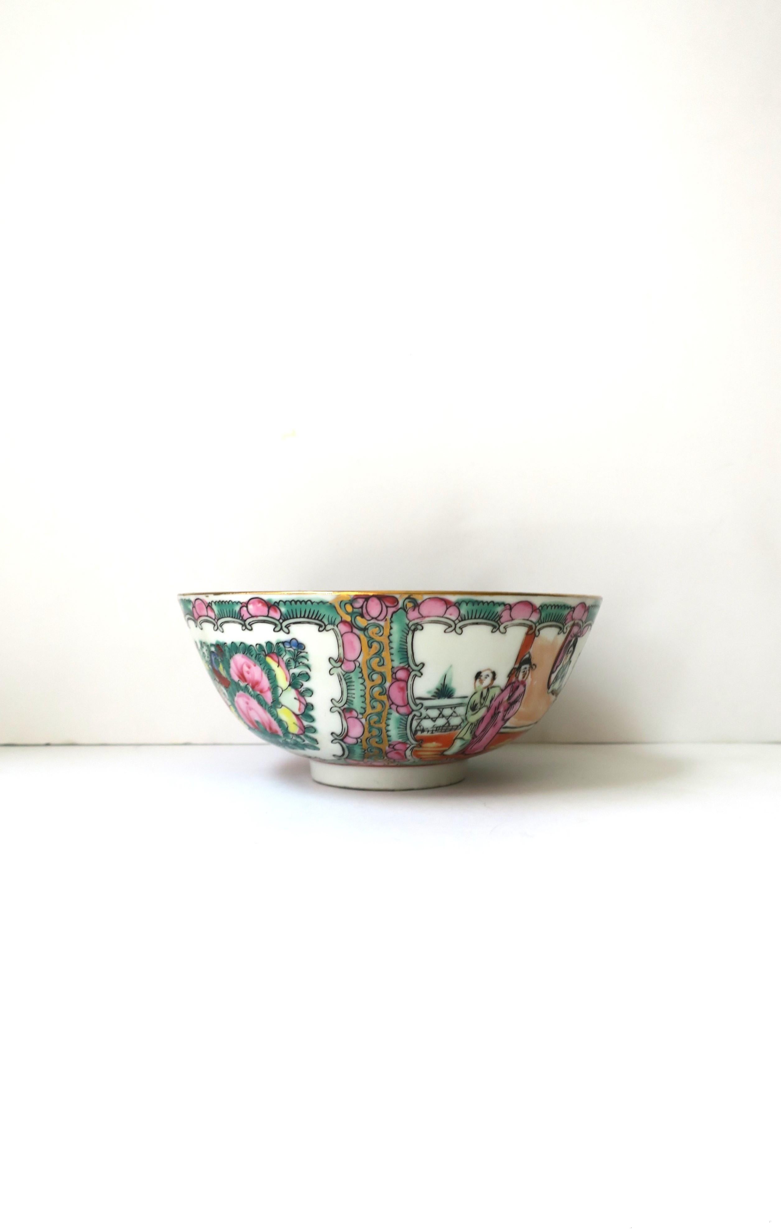 Famille Rose Pink Medallion and Gold Ceramic Bowl in the Chinoiserie Style  For Sale 6