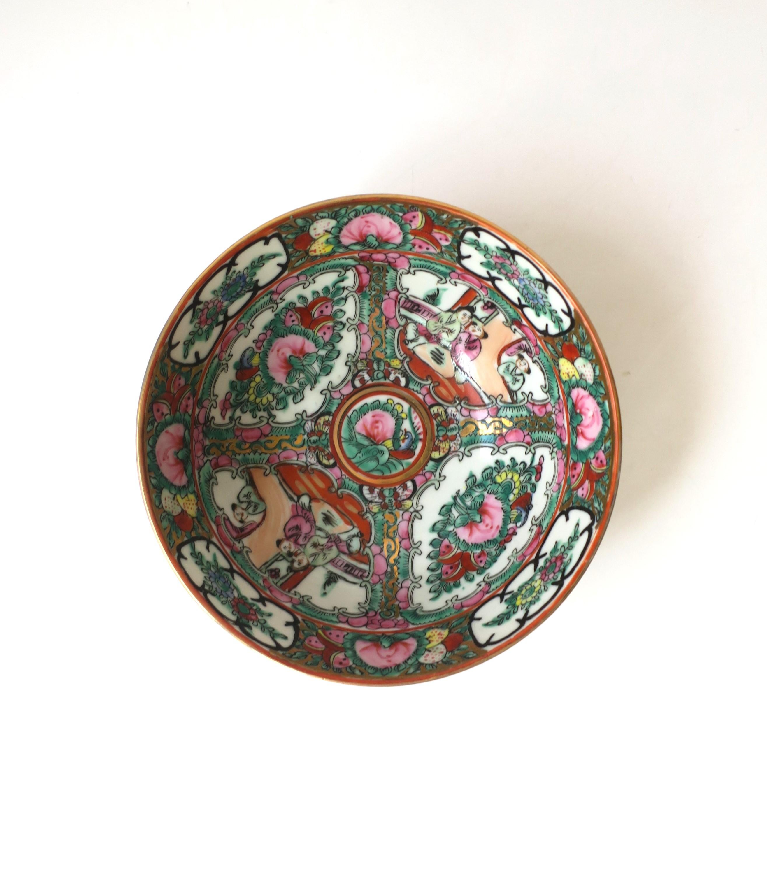 A beautiful Famille Rose pink medallion decorated ceramic bowl in Chinoiserie style, circa mid-20th century, China. Colors include pinks, greens, black and gold. Very good condition as shown in images. No chips noted. Dimensions: 2.88