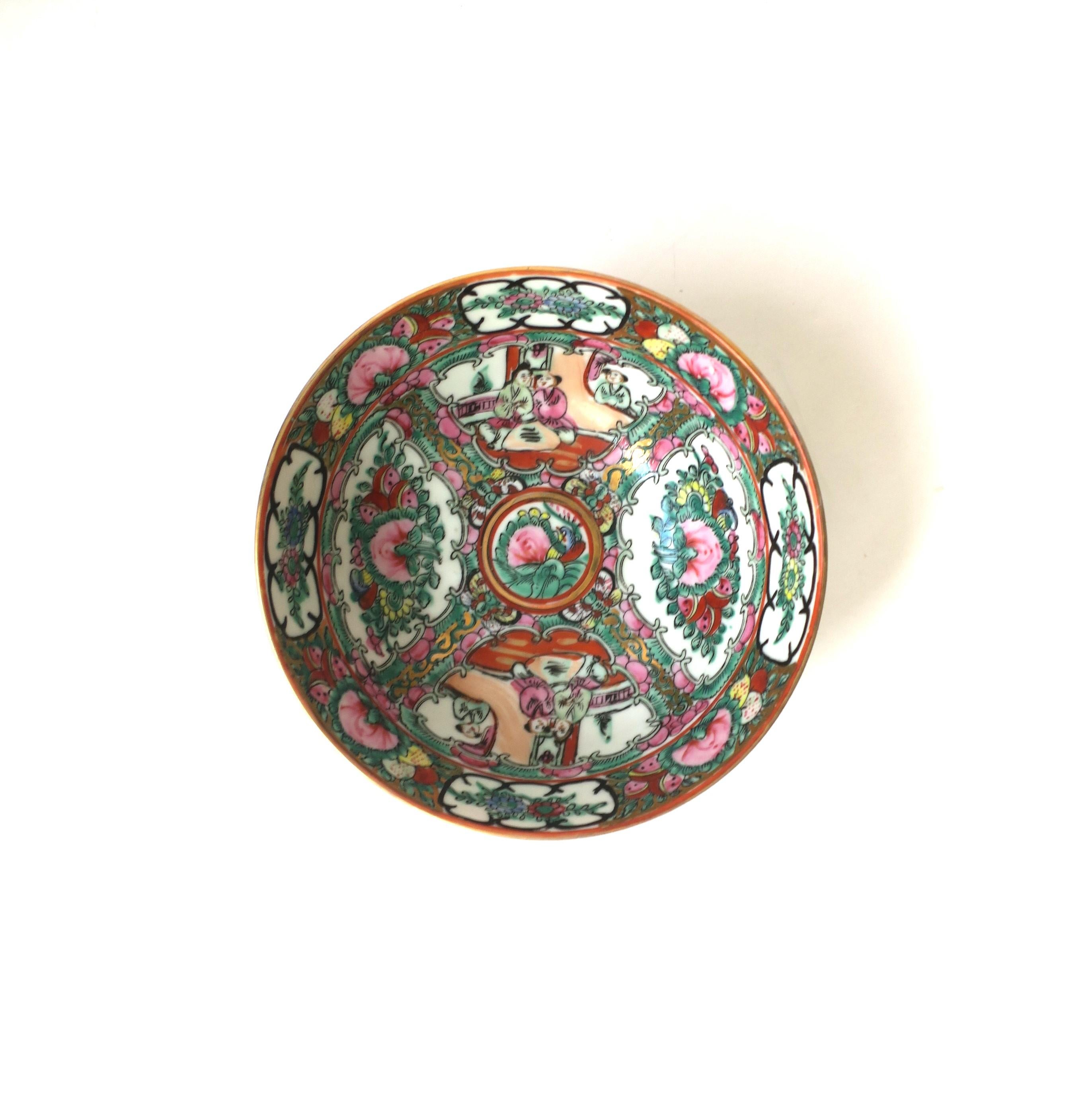 Asian Famille Rose Pink Medallion and Gold Ceramic Bowl in the Chinoiserie Style  For Sale