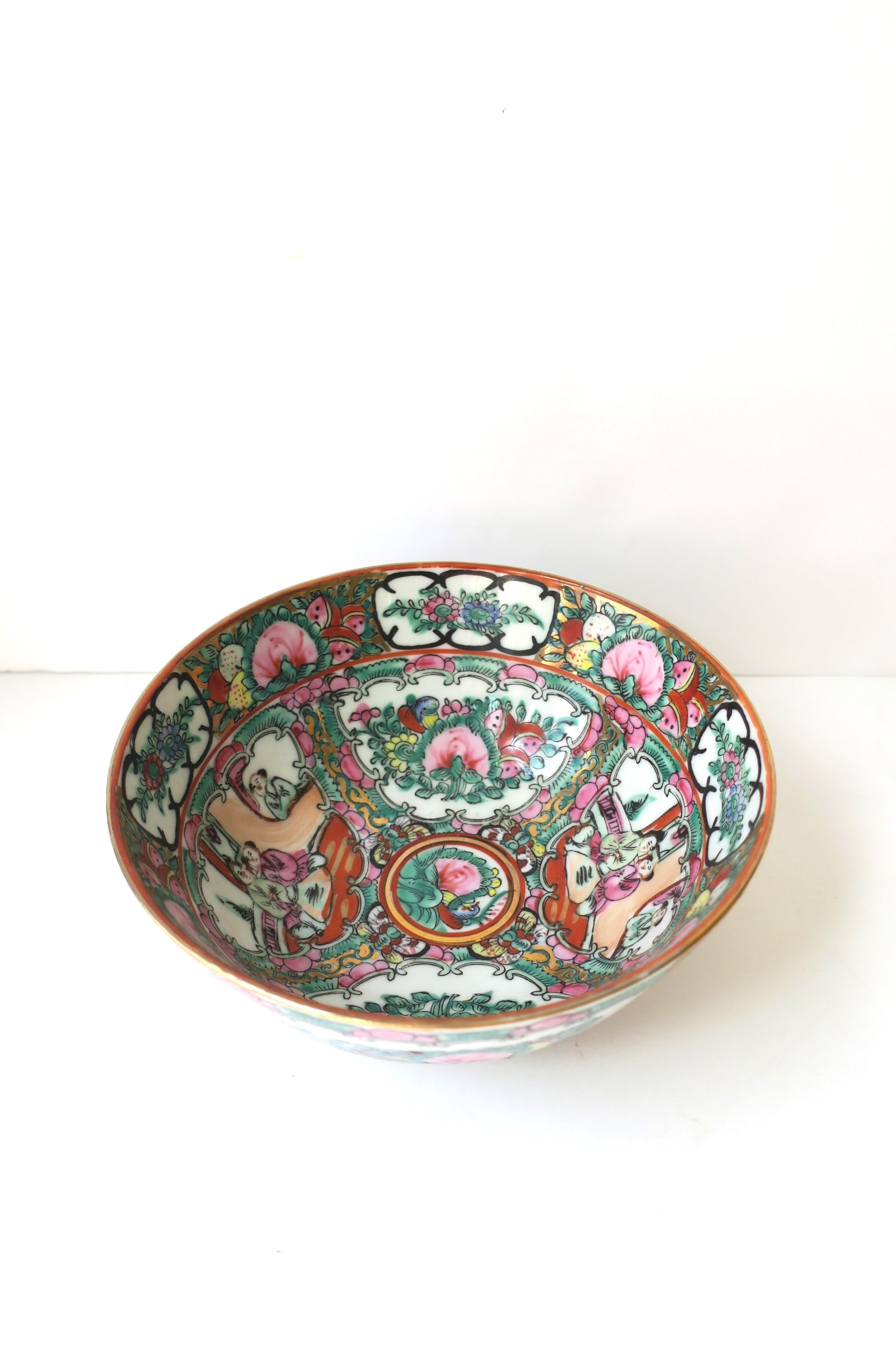 Famille Rose Pink Medallion and Gold Ceramic Bowl in the Chinoiserie Style  In Good Condition For Sale In New York, NY