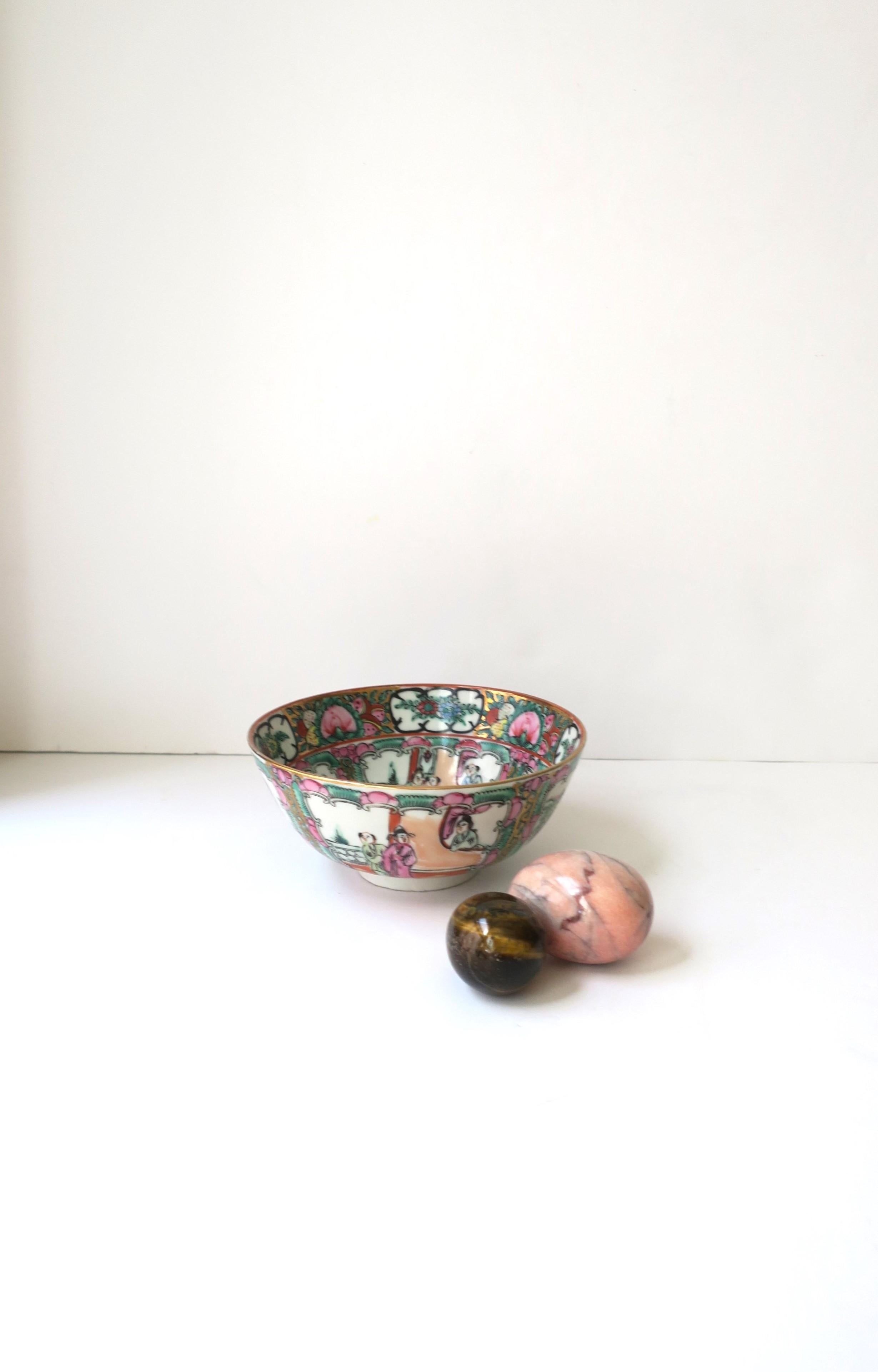 20th Century Famille Rose Pink Medallion and Gold Ceramic Bowl in the Chinoiserie Style  For Sale