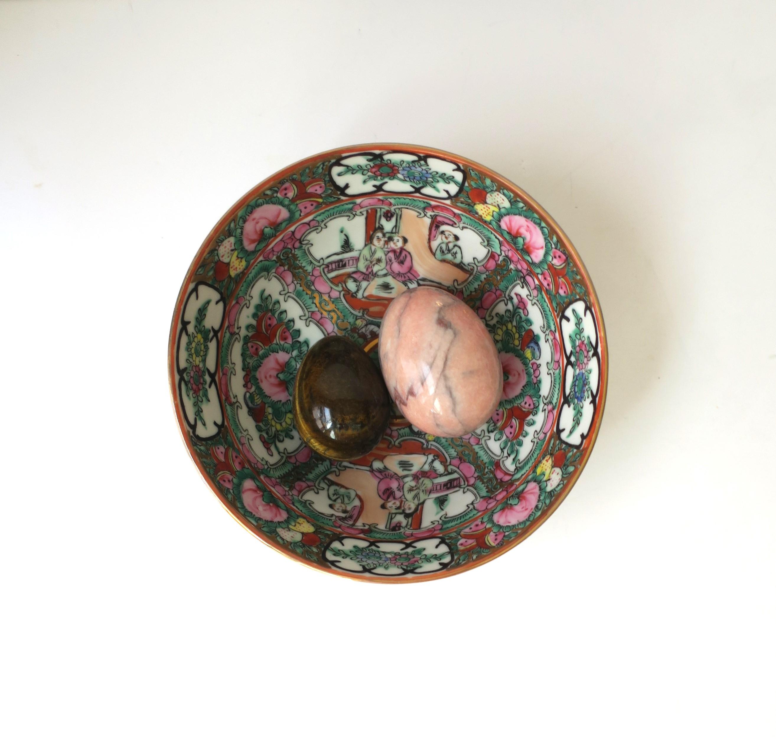 Famille Rose Pink Medallion and Gold Ceramic Bowl in the Chinoiserie Style  For Sale 1