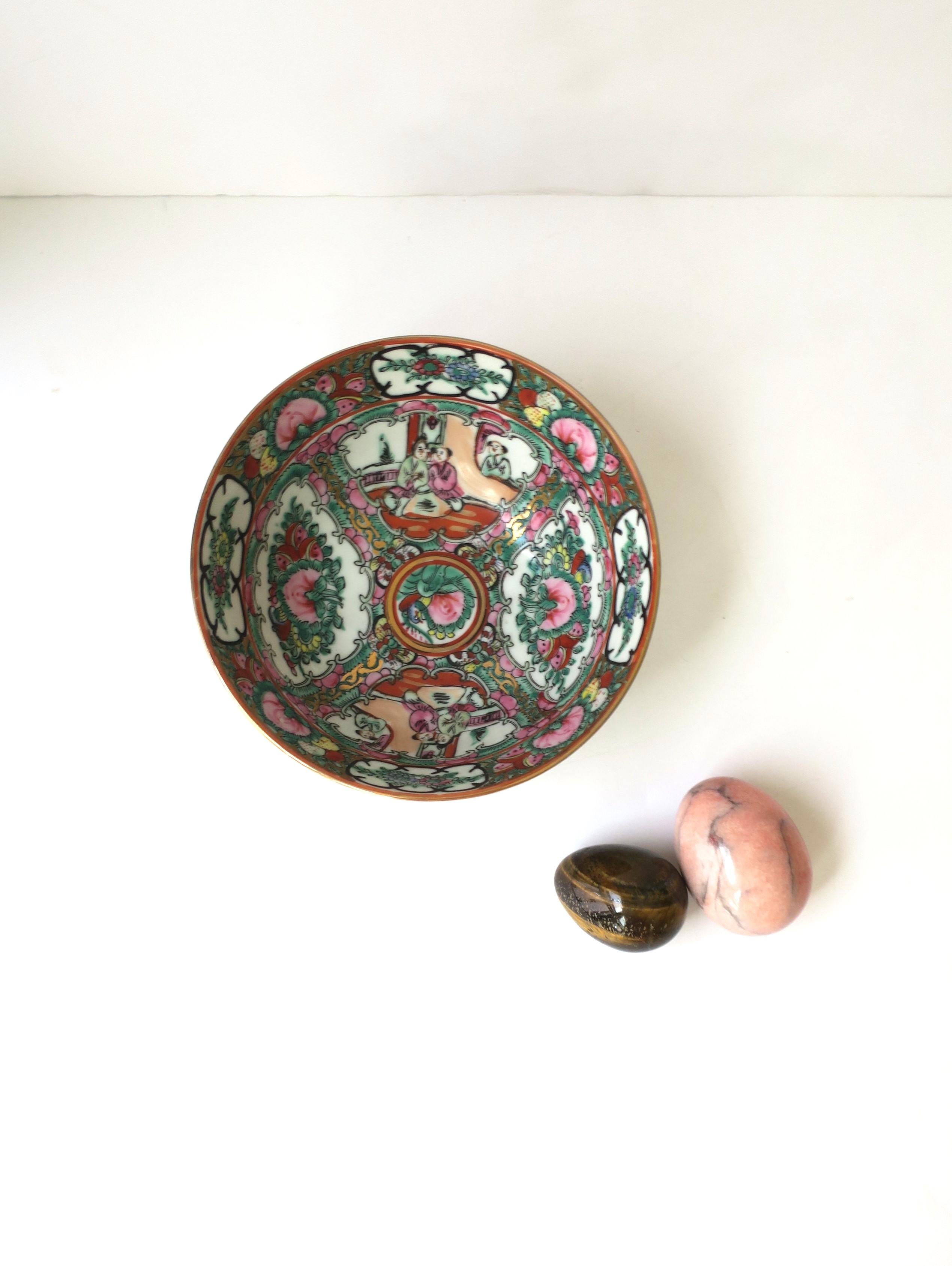 Famille Rose Pink Medallion and Gold Ceramic Bowl in the Chinoiserie Style  For Sale 2