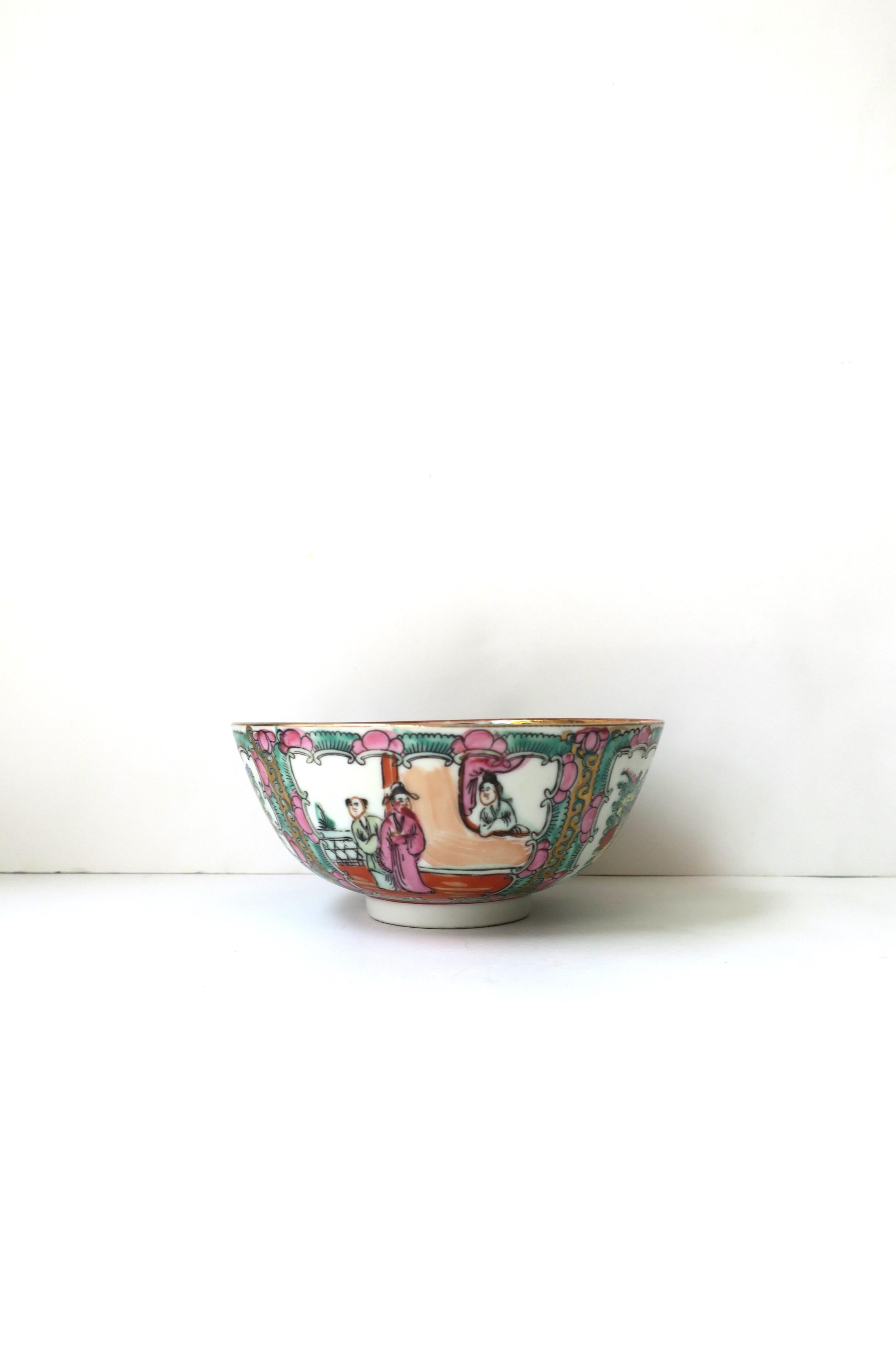 Famille Rose Pink Medallion and Gold Ceramic Bowl in the Chinoiserie Style  For Sale 3