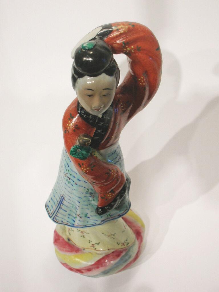 Vieille dame de cour dansante en porcelaine Famille Rose - Chine - vers 1930 en vente 2