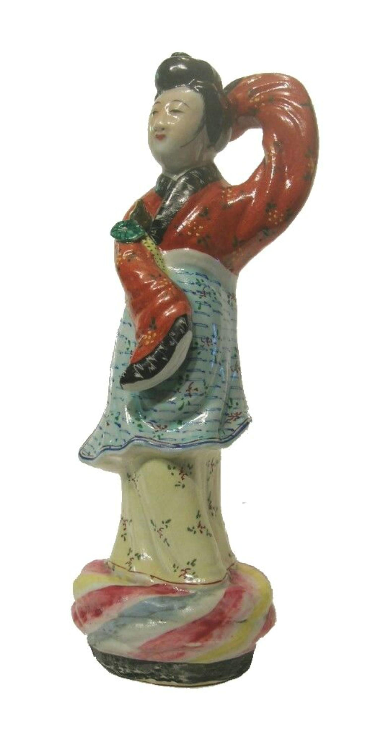 Vintage famille rose porcelaine femme de cour dansante - peint à la main - marques indistinctes à l'intérieur de la base - Chine - circa 1930.

Excellent état vintage - pas de perte - pas de dommage - pas de réparation.

Taille - 4 1/2