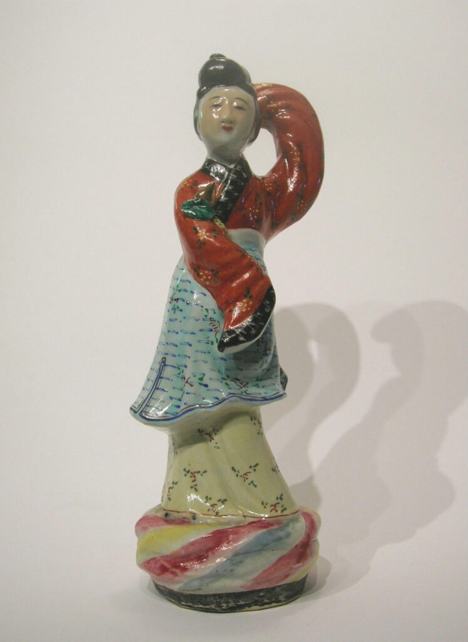 Exportation chinoise Vieille dame de cour dansante en porcelaine Famille Rose - Chine - vers 1930 en vente