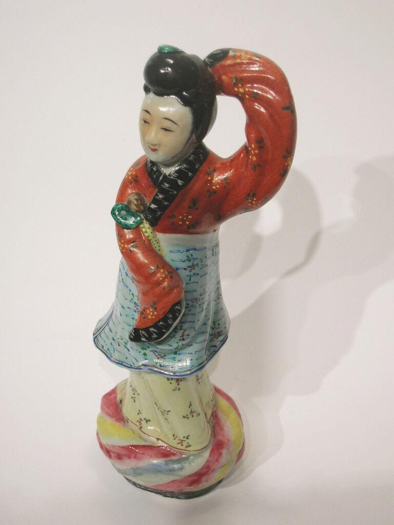 20ième siècle Vieille dame de cour dansante en porcelaine Famille Rose - Chine - vers 1930 en vente