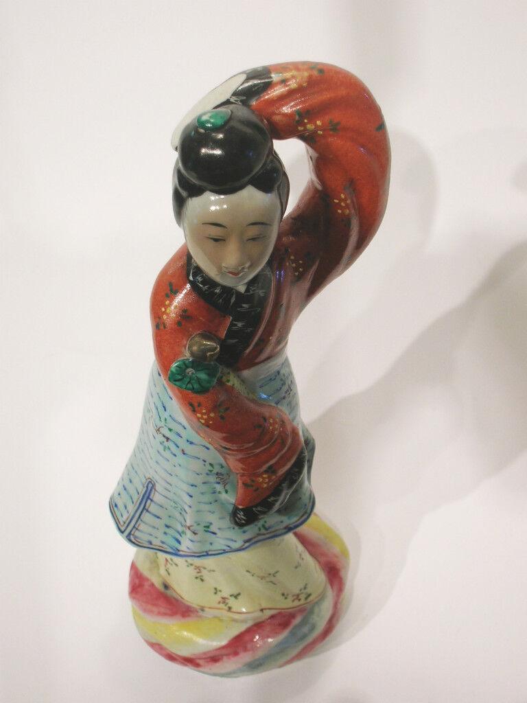 Vieille dame de cour dansante en porcelaine Famille Rose - Chine - vers 1930 en vente 1