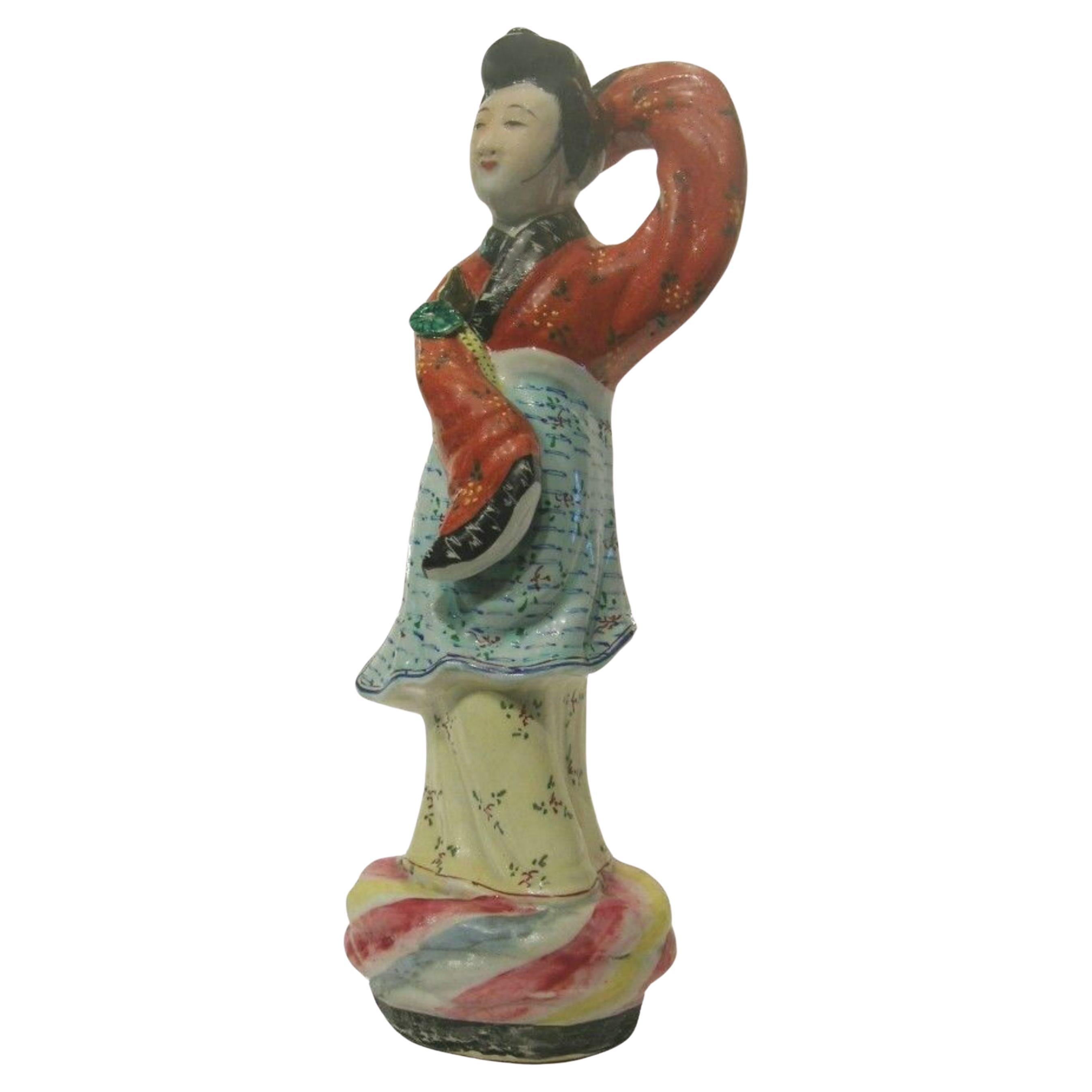 Vieille dame de cour dansante en porcelaine Famille Rose - Chine - vers 1930 en vente