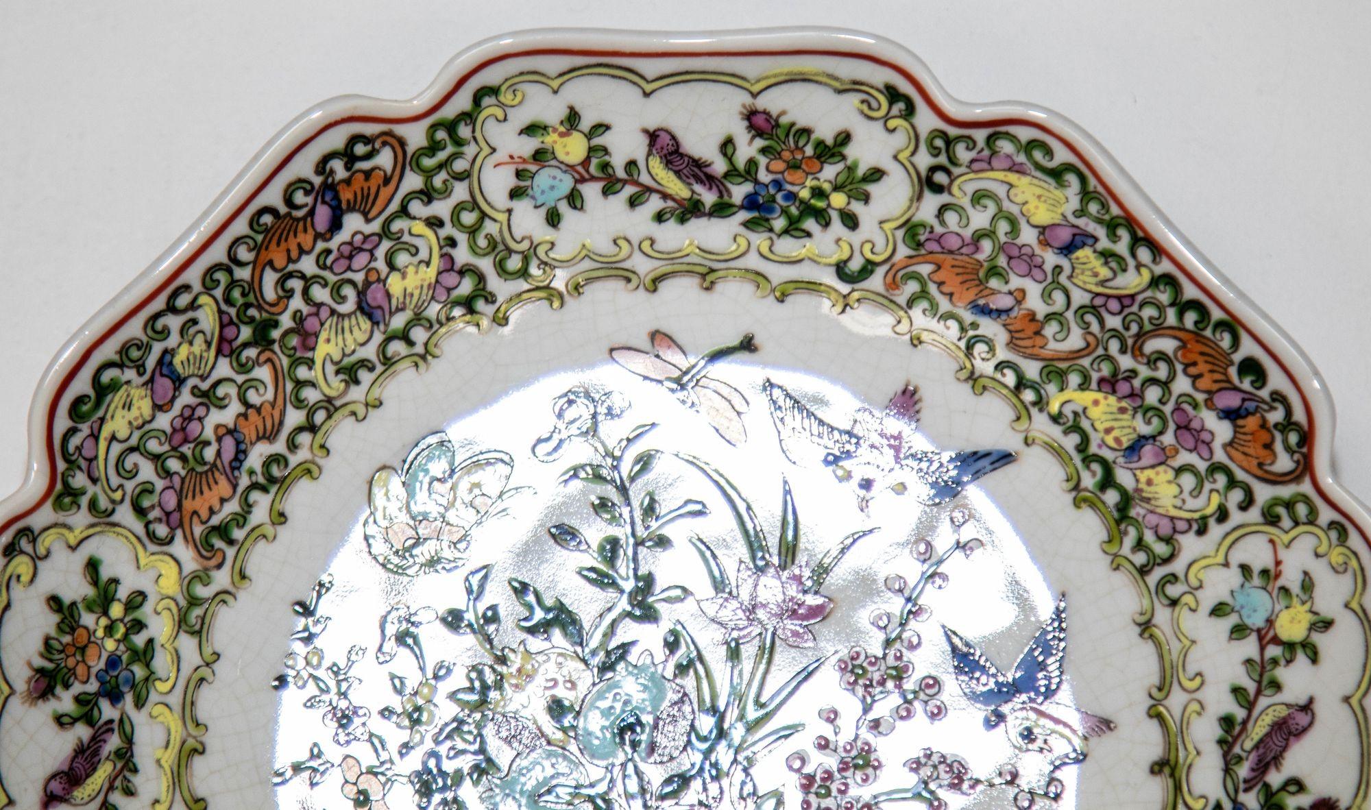 Vintage famille Rose Porzellanteller mit Vögeln und Blumen handgemalt Dekorationen.
Antike famille Rose Medaillon chinesischen Export Porzellan von Hong Horizons.
Mit sehr detaillierten, mehrfarbigen Paneelen, die verschiedene Szenen darstellen.