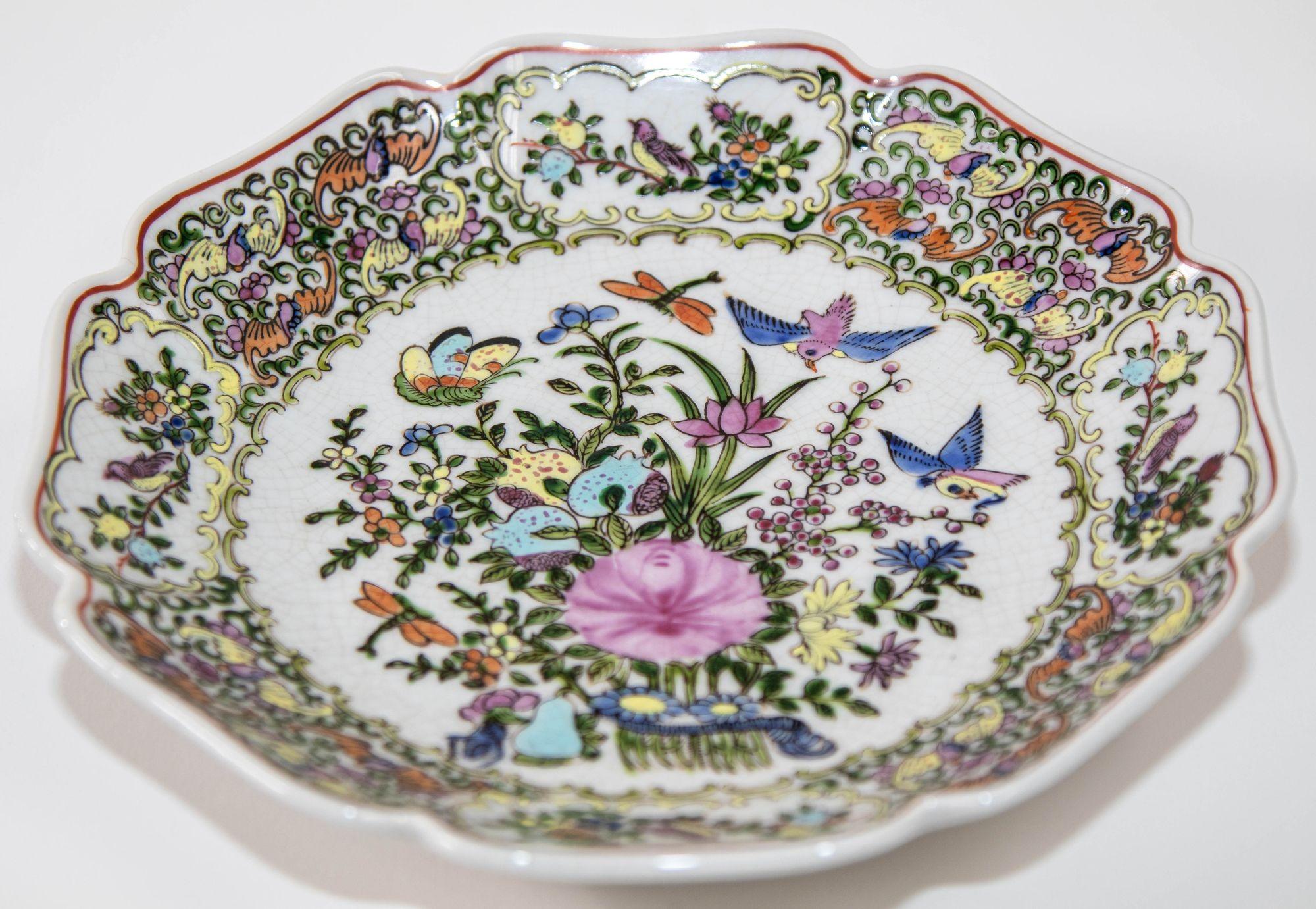 Vintage Familie Rose-Porzellanteller mit Vogel- und Blumendekor, handbemalt (20. Jahrhundert) im Angebot