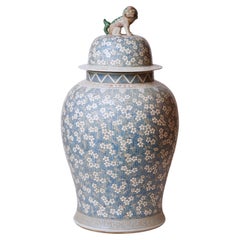 Pot de temple vintage de style Famille en porcelaine bleu et gris avec fleurs de cerisier