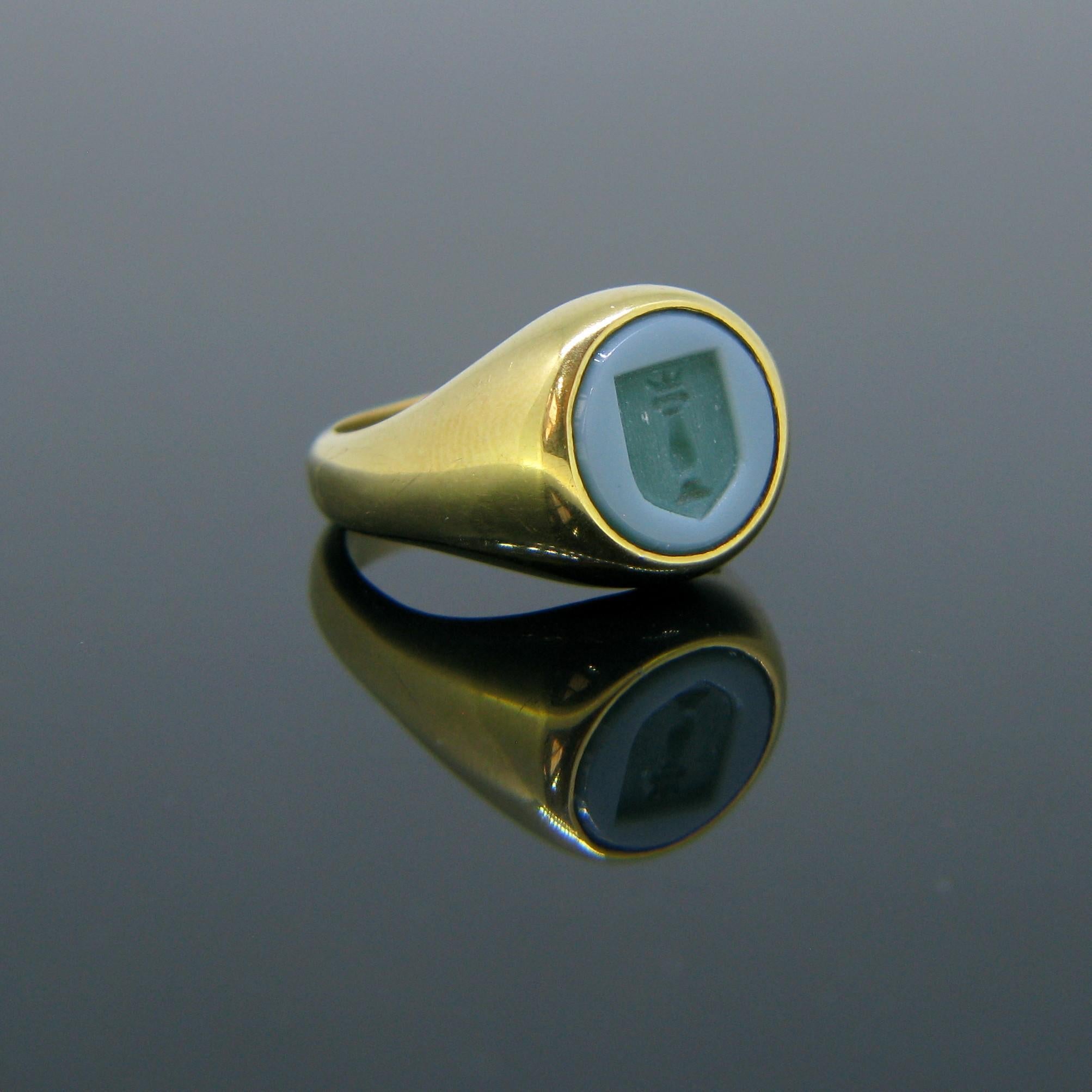 Gewicht:	11.6 gr

Metall:		18kt Gelbgold

Markenzeichen:	UK - London - 1993

Zustand:	Sehr gut

Steine:	Grünlich blauer Achat


Kommentare:	Dieser Vintage-Ring mit Familienwappen ist in sehr gutem Zustand. Er ist mit einem geschnitzten