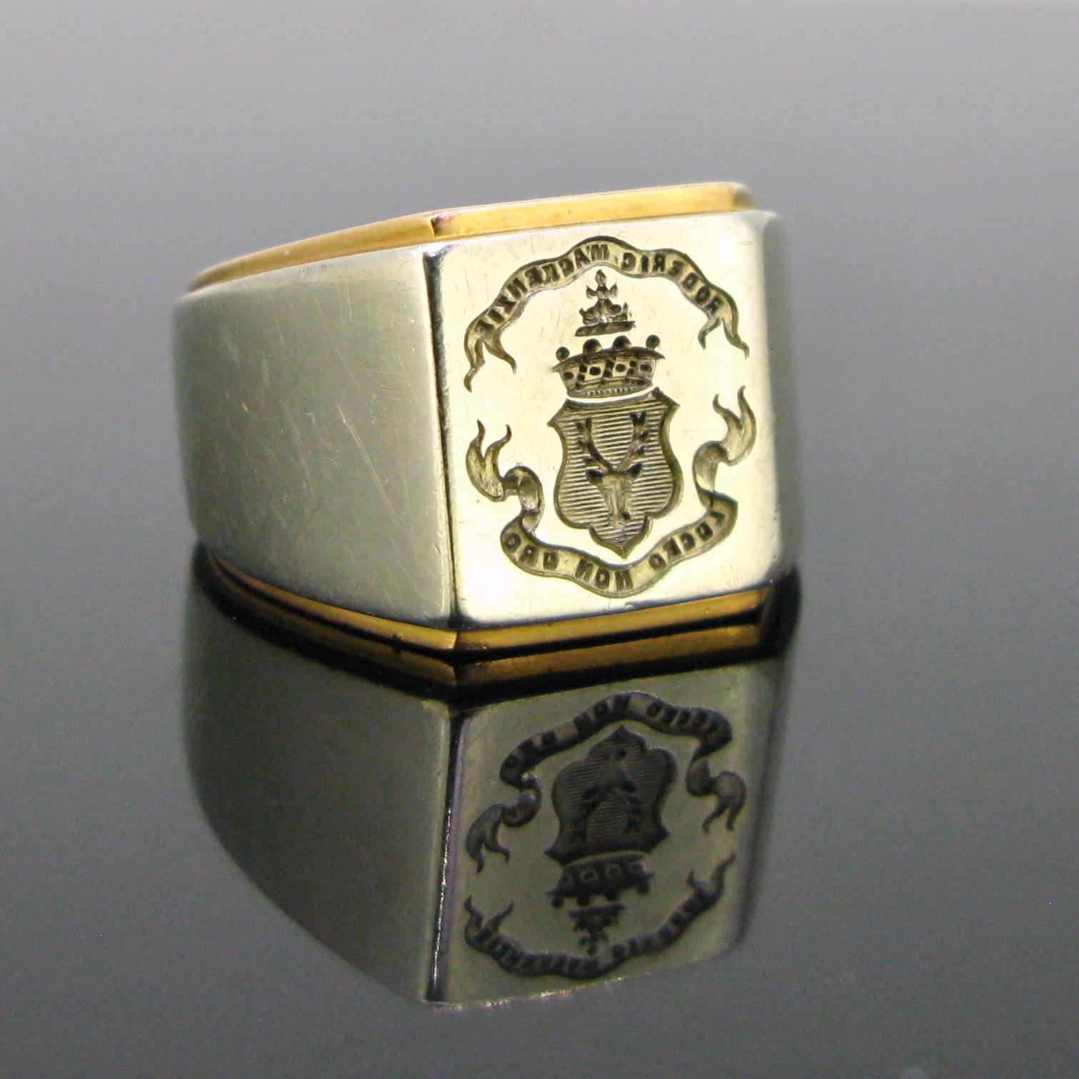 Gewicht: 18.75gr


Metall: 18kt Gelb- und Weißgold


Zustand: Sehr gut


Punzierungen: Französisch, Adlerkopf


Kommentare: Dieser Vintage-Ring mit Familienwappen ist in sehr gutem Zustand. Das Wappen ist wunderschön detailliert und mit dem