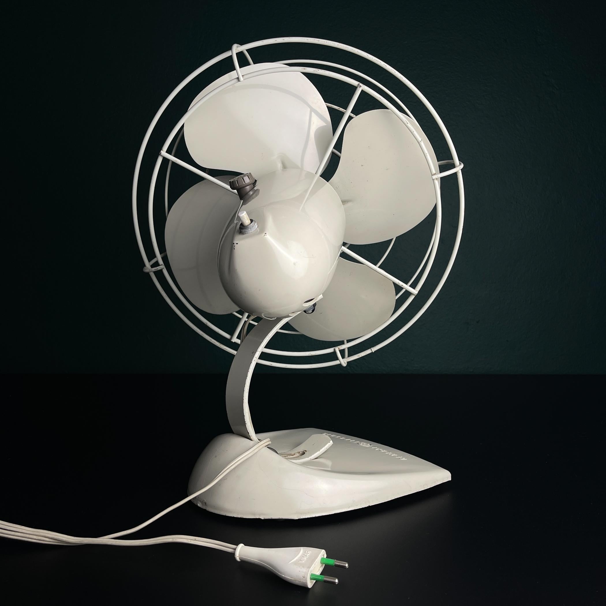Vintage Desk Fan - 22 For Sale on 1stDibs | retro desk fan, art deco ...
