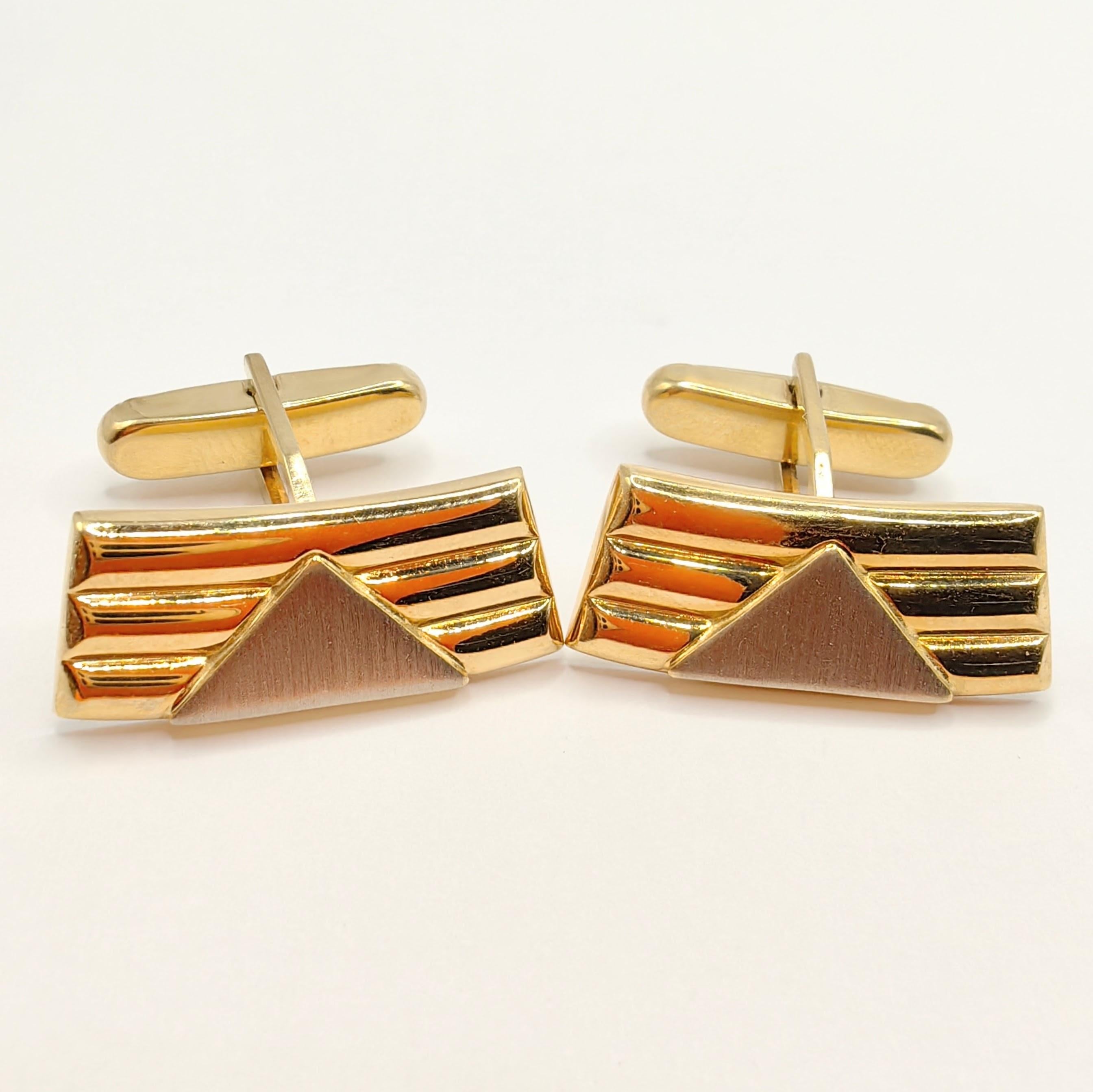Contemporary Vintage Fan Shape 18K Yellow & White Two-tone Gold Cufflink & Tie Clip Set For Sale