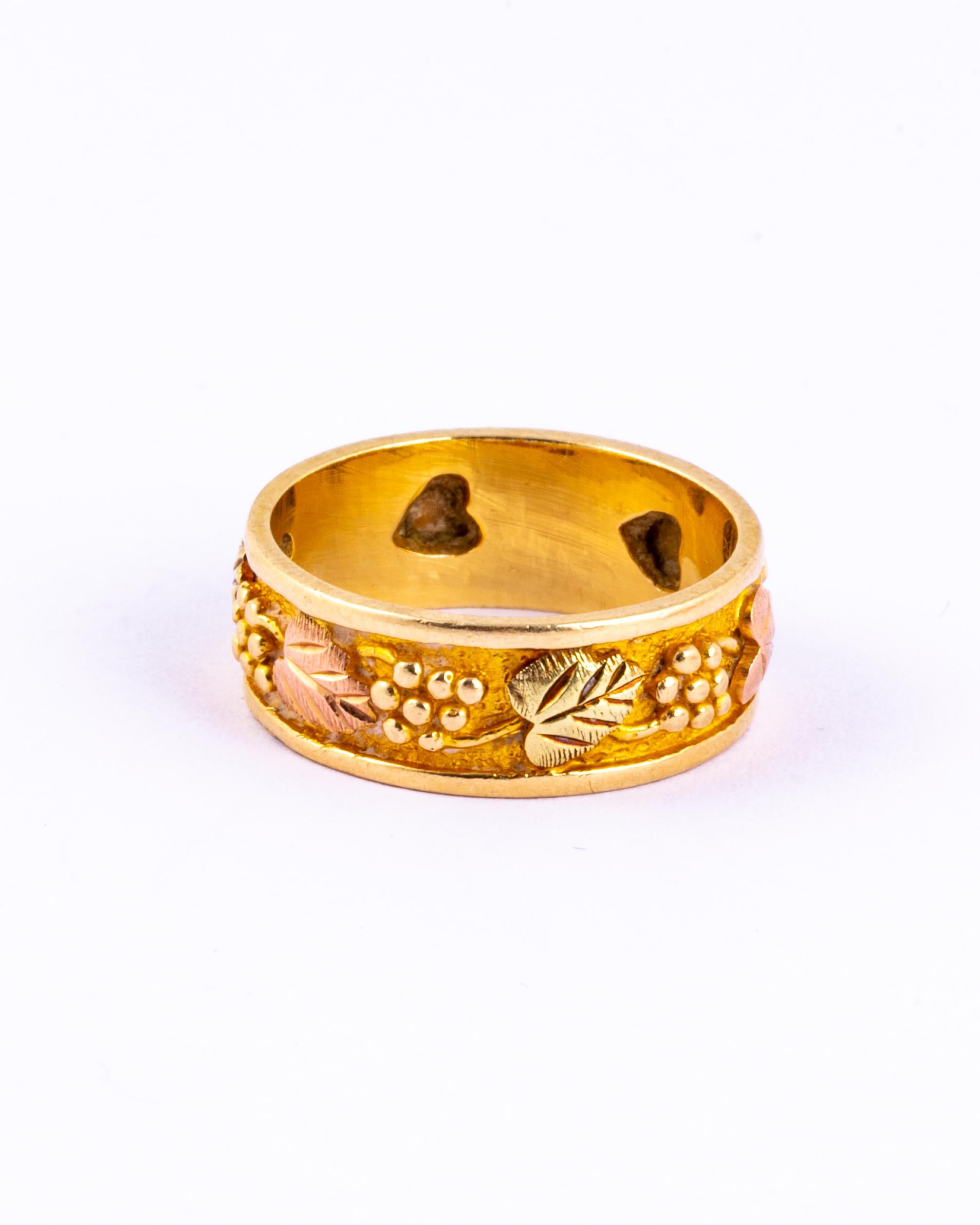 Wrapped around this gorgeous 14ct gold band is a carved pattern of leaves and berries on a textured background. There are three of these leaves that have a rose gold overlay. 

Ring Size: O 1/2 or 7 1/2 
Band Width: 7mm

Weight: 5.58g