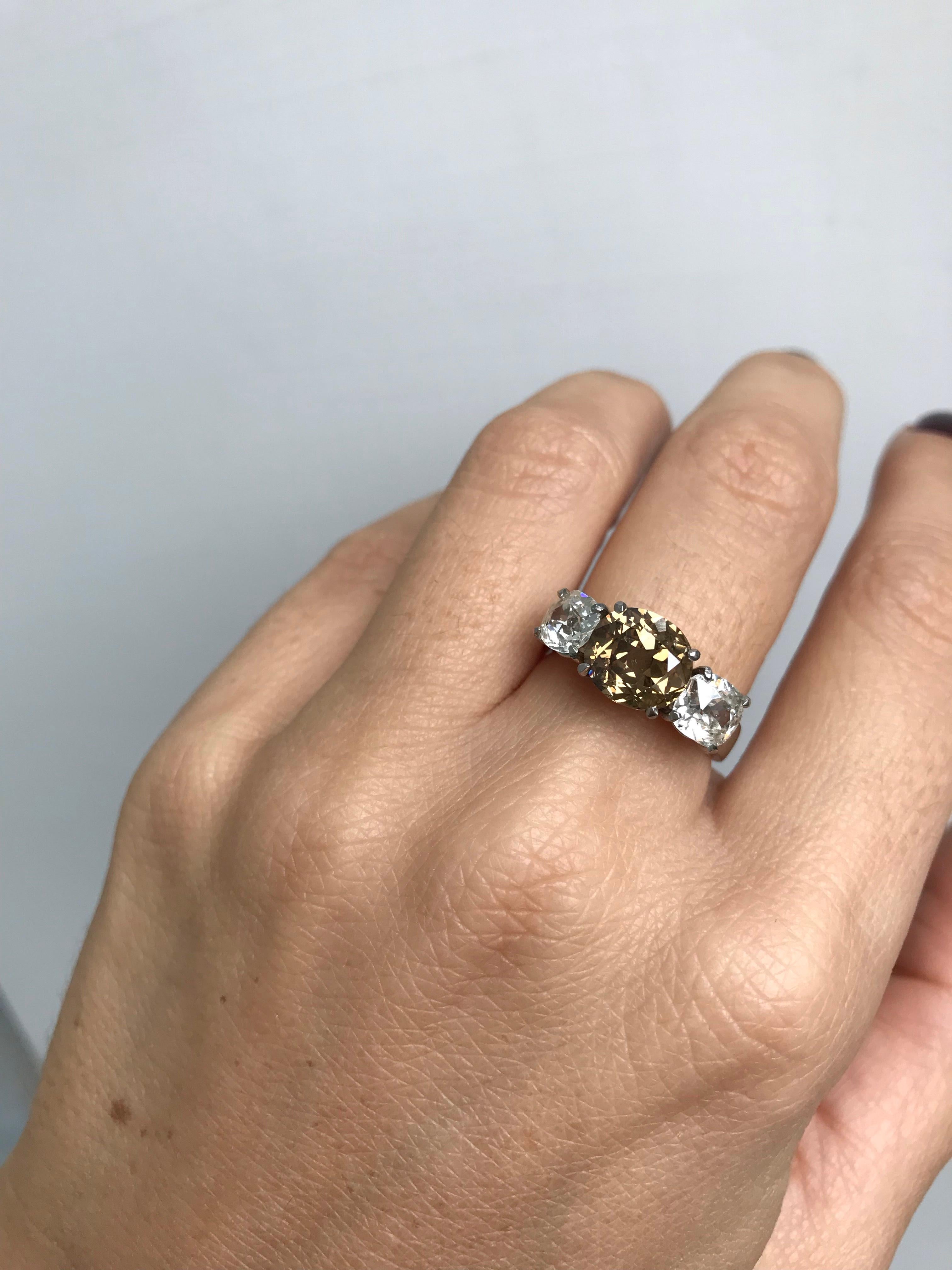 Vintage Fancy Brown Diamond Platinum Three-Stone Ring In Excellent Condition In Napoli, Italy