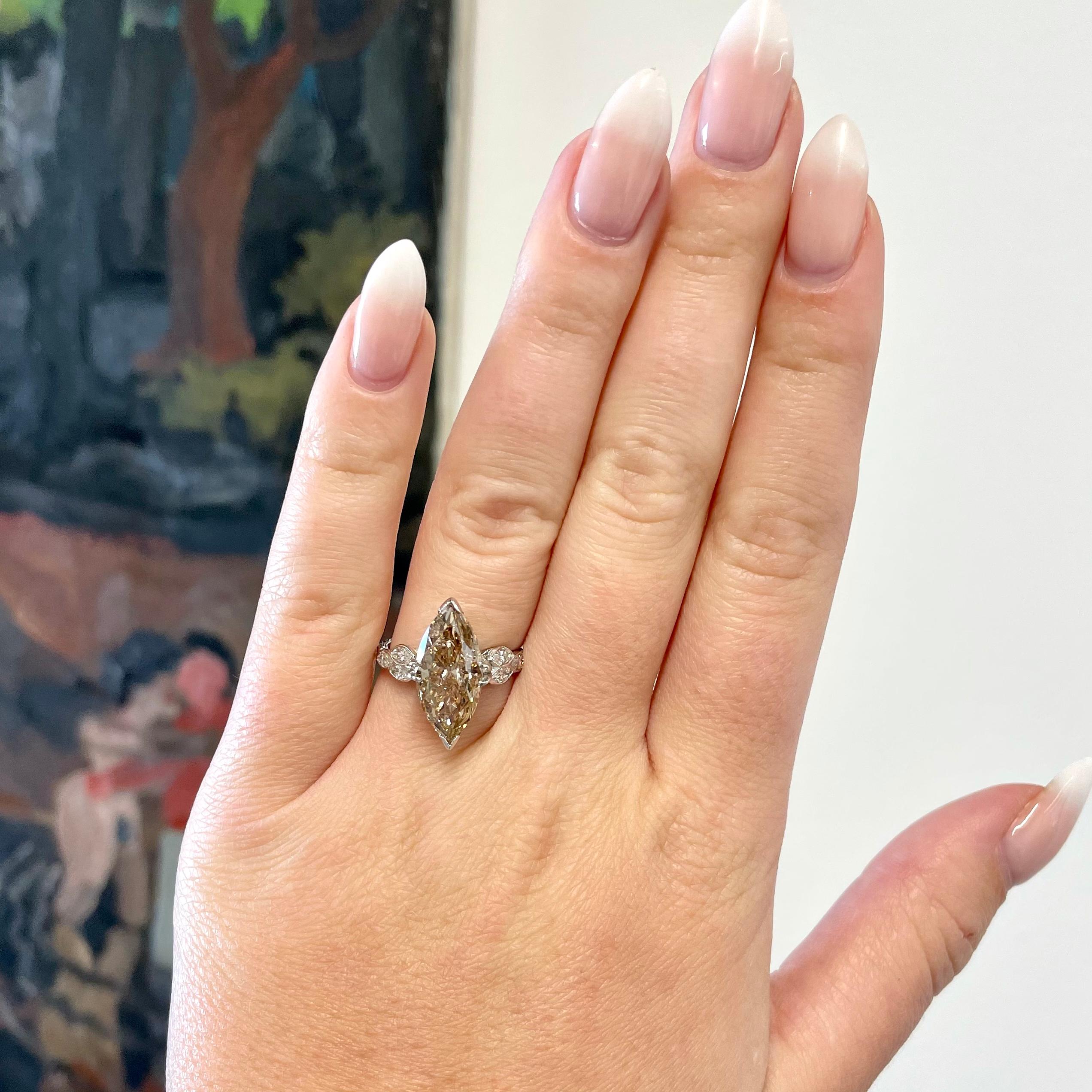 Ein großer, formschöner Diamant im Marquiseschliff, der am frühen Abend eine cognacfarbene Farbe aufweist, wird Ihre Nacht erhellen  und beeindrucken Sie Ihre Freunde.  Würde nicht  Sie möchten einen Verlobungsring besitzen, den sonst niemand hat?