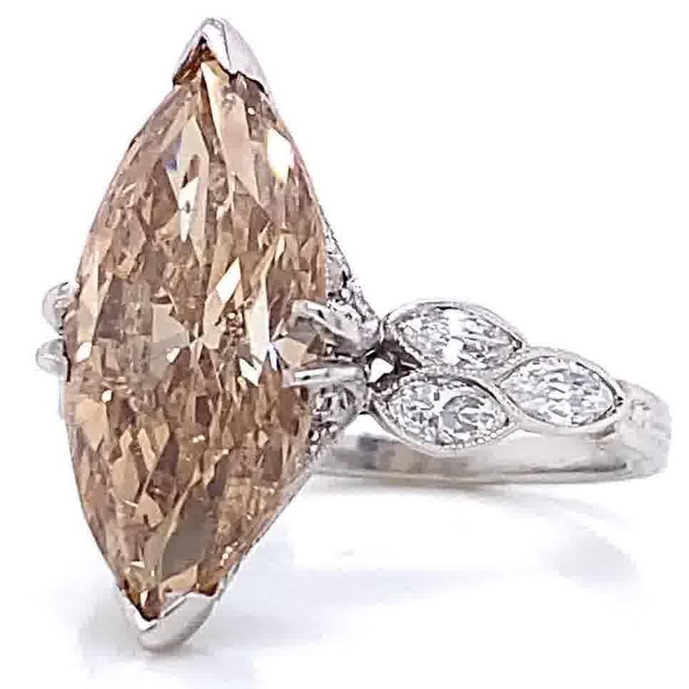 Verlobungsring aus Platin mit braunem Fancy-Diamant im Marquiseschliff im Zustand „Hervorragend“ in Beverly Hills, CA