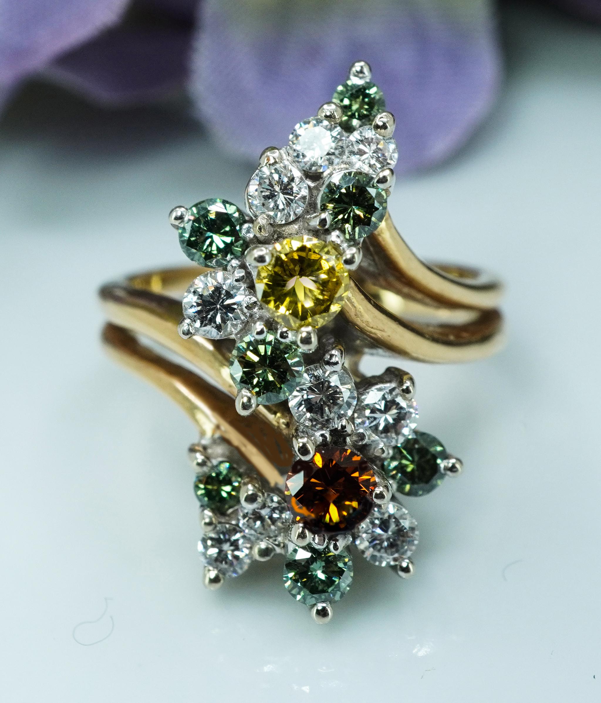  Anello d'epoca con diamante bianco giallo canarino di colore arancione verde fantasia in oro 14 carati

Questo affascinante pezzo vintage di proprietà è realizzato in lussuoso e costoso oro giallo 14K con diamanti incastonati. Il contenuto d'oro