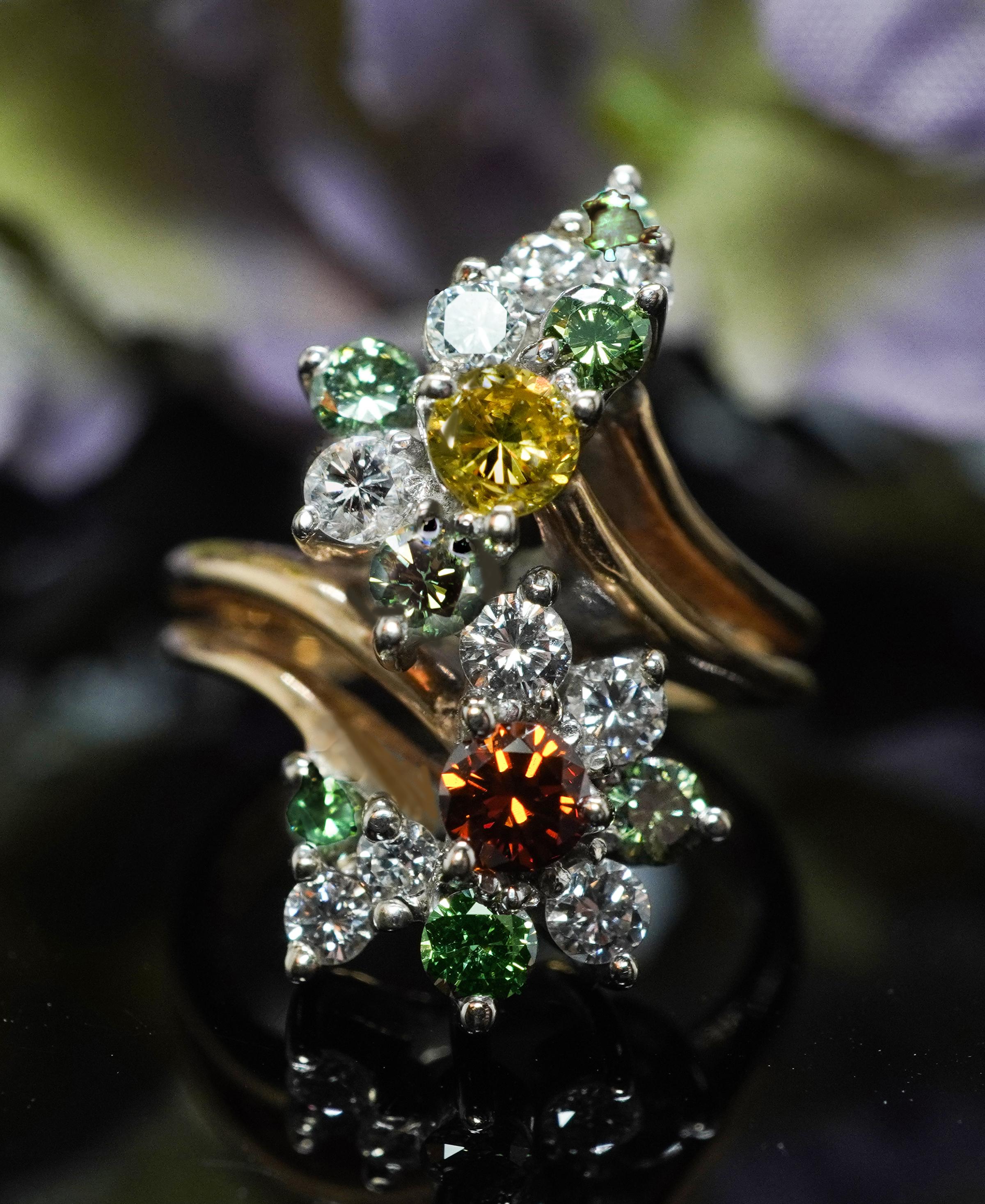 Taglio brillante Anello d'epoca con diamante bianco giallo canarino di colore arancione verde fantasia in oro 14 carati in vendita