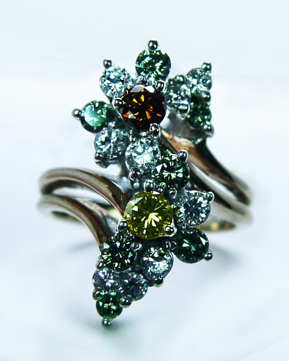 Anello d'epoca con diamante bianco giallo canarino di colore arancione verde fantasia in oro 14 carati In condizioni buone in vendita a Brambleton, US