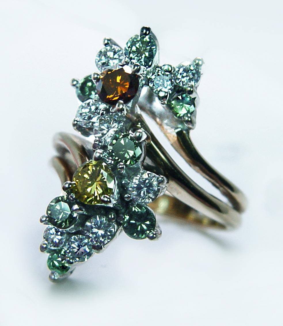 Anello d'epoca con diamante bianco giallo canarino di colore arancione verde fantasia in oro 14 carati in vendita 1