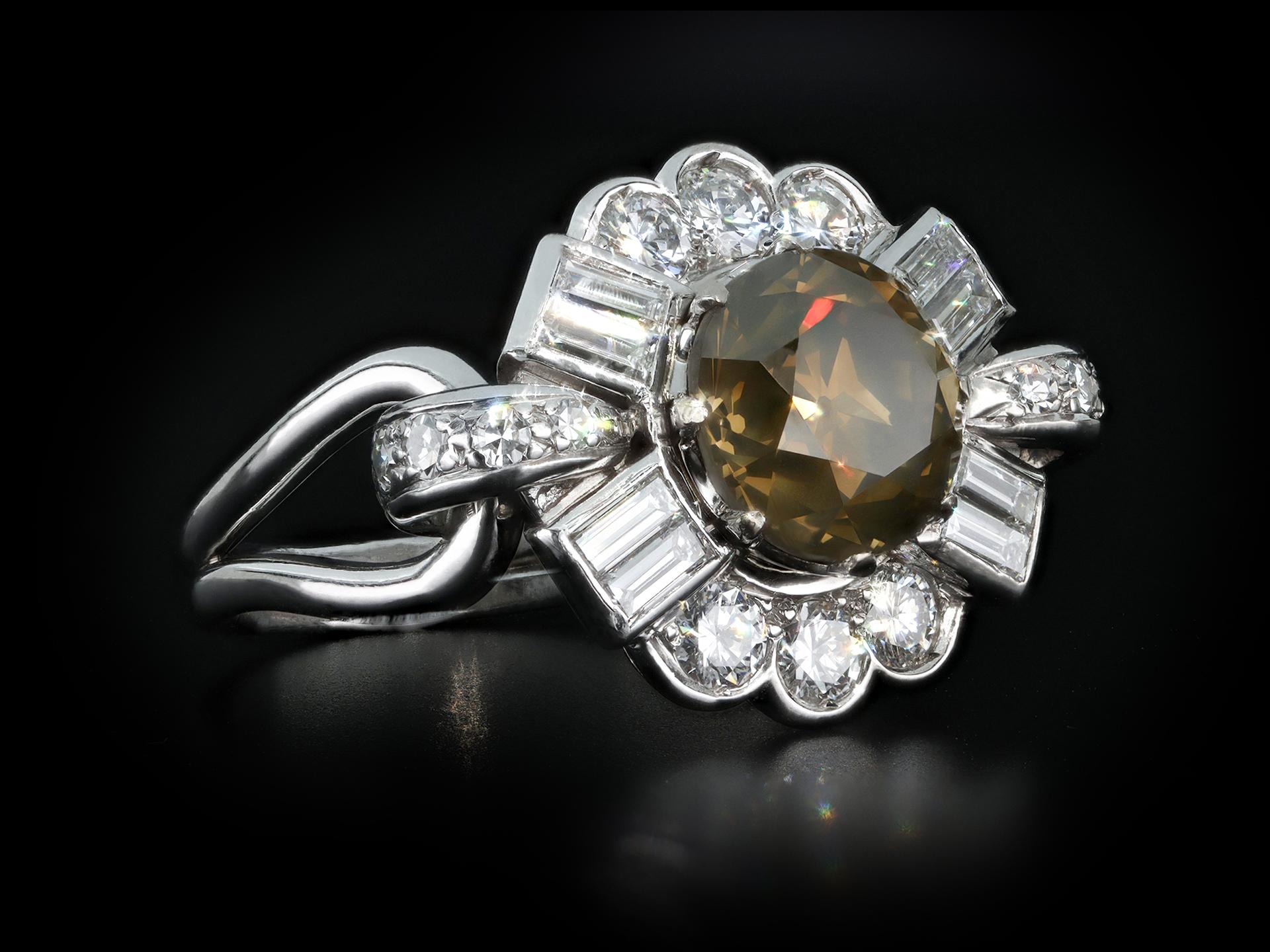 Vintage fancy colour diamond cluster ring, circa 1950 In Good Condition For Sale In London, GB