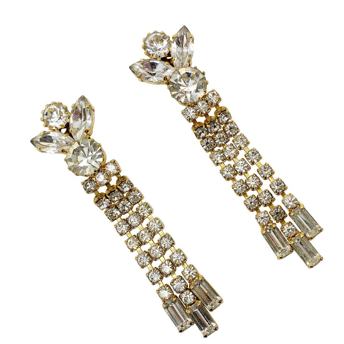 Delightful Vintage Crystal Drop Earrings. Featuring the prettiest fancy cut crystals. Sparkle all the way with these long and lovely creations.

Vintage Condition: Very good without damage or noteworthy wear.
Materials: Gold plated metal, glass