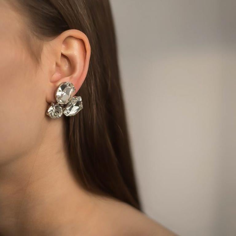 Beautiful clip on Vintage Crystal Trio Earrings from the 1980s. Featuring three stunning fancy cut crystals in wonderful shapes. In silvertone metal and in very good vintage condition. Clip fittings. Measuring approx. 3cm A delightful pop of glitz