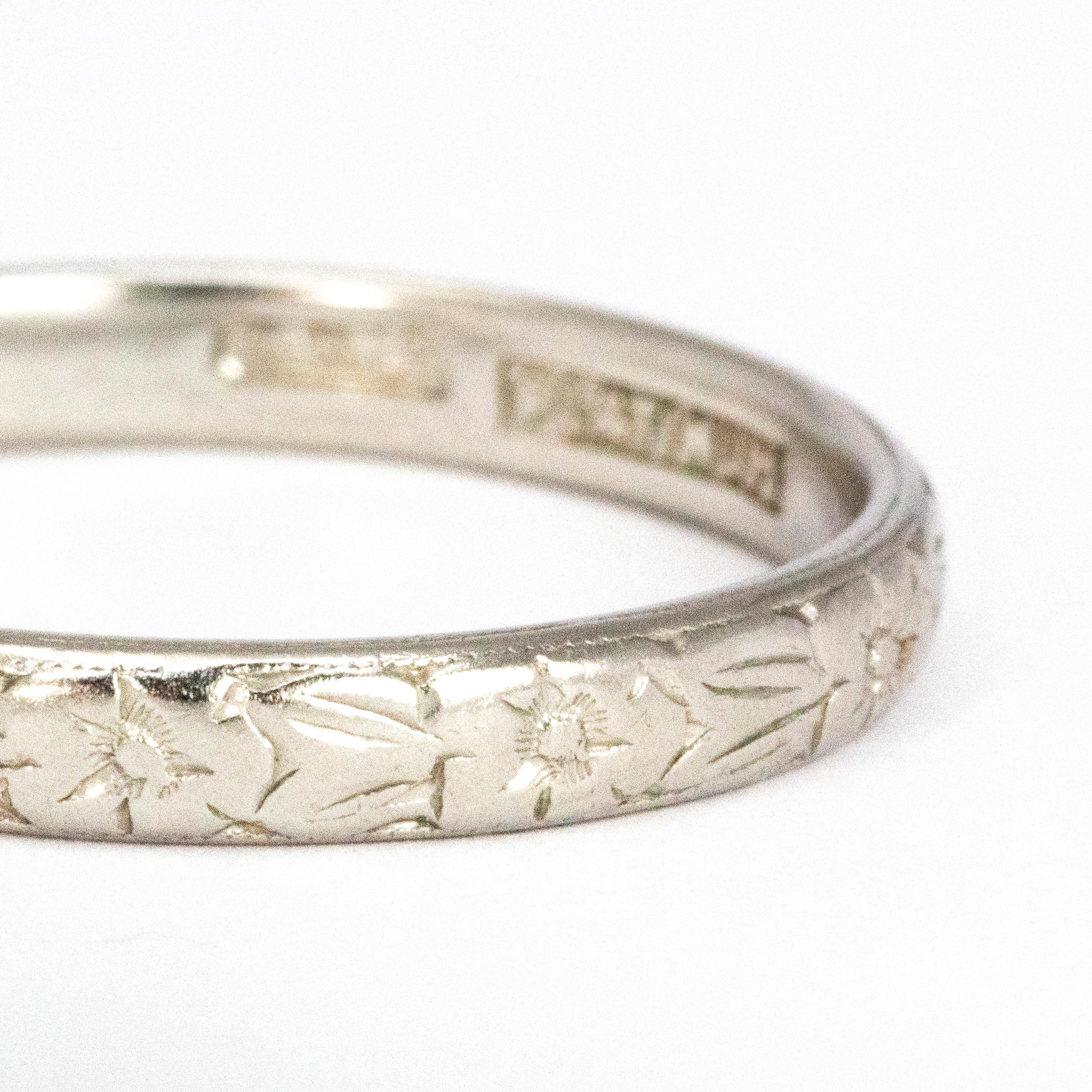The engraving on this band is super sweet and has a flower and leaf motif.  Modelled in bright glossy platinum.

Ring Size: L or 5 3/4
Band Width: 2.5mm